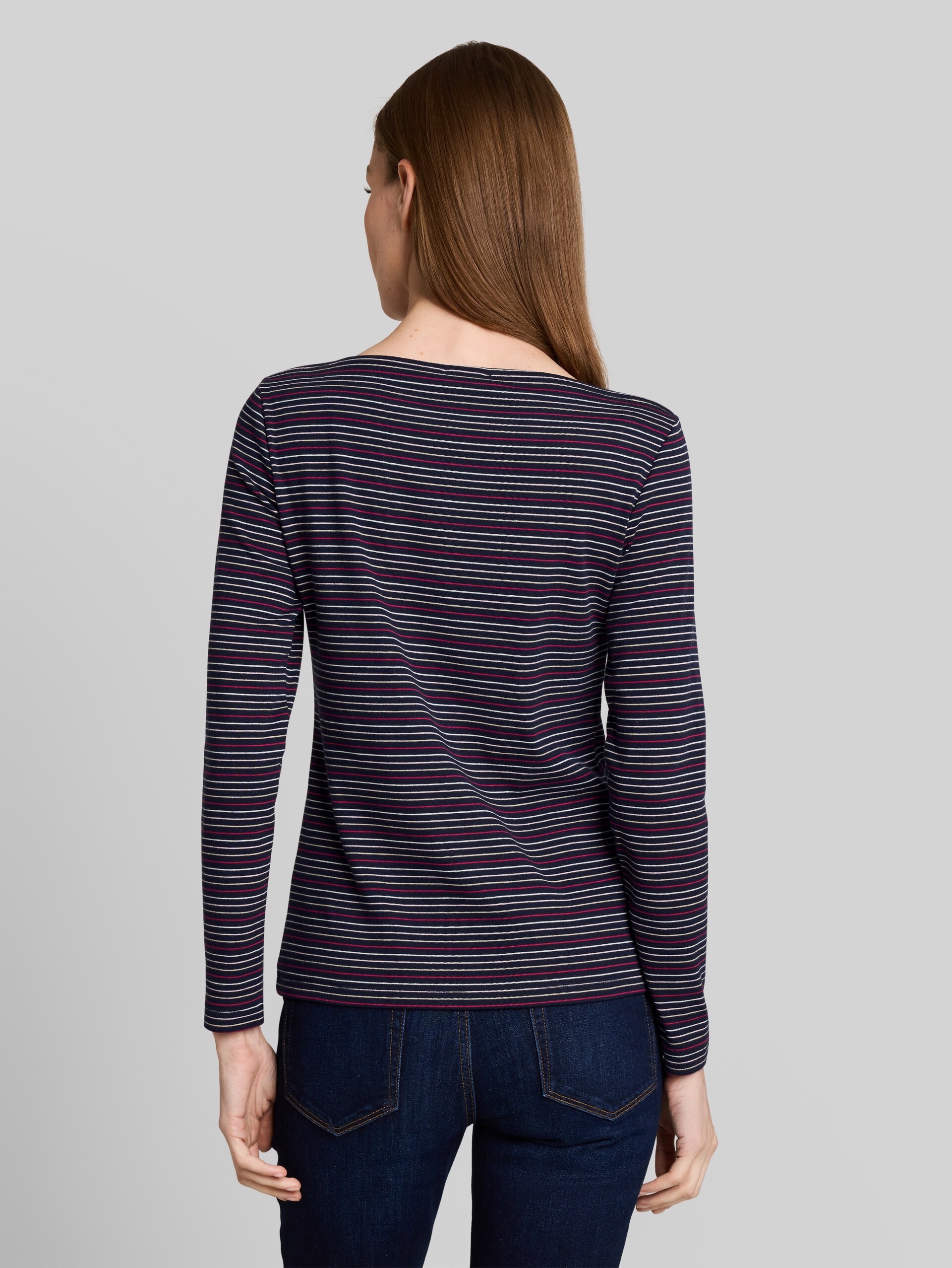 Langarmshirt mit Herz-Stickerei - blue pink beige stripe - Auschnitt Model-Rückansicht