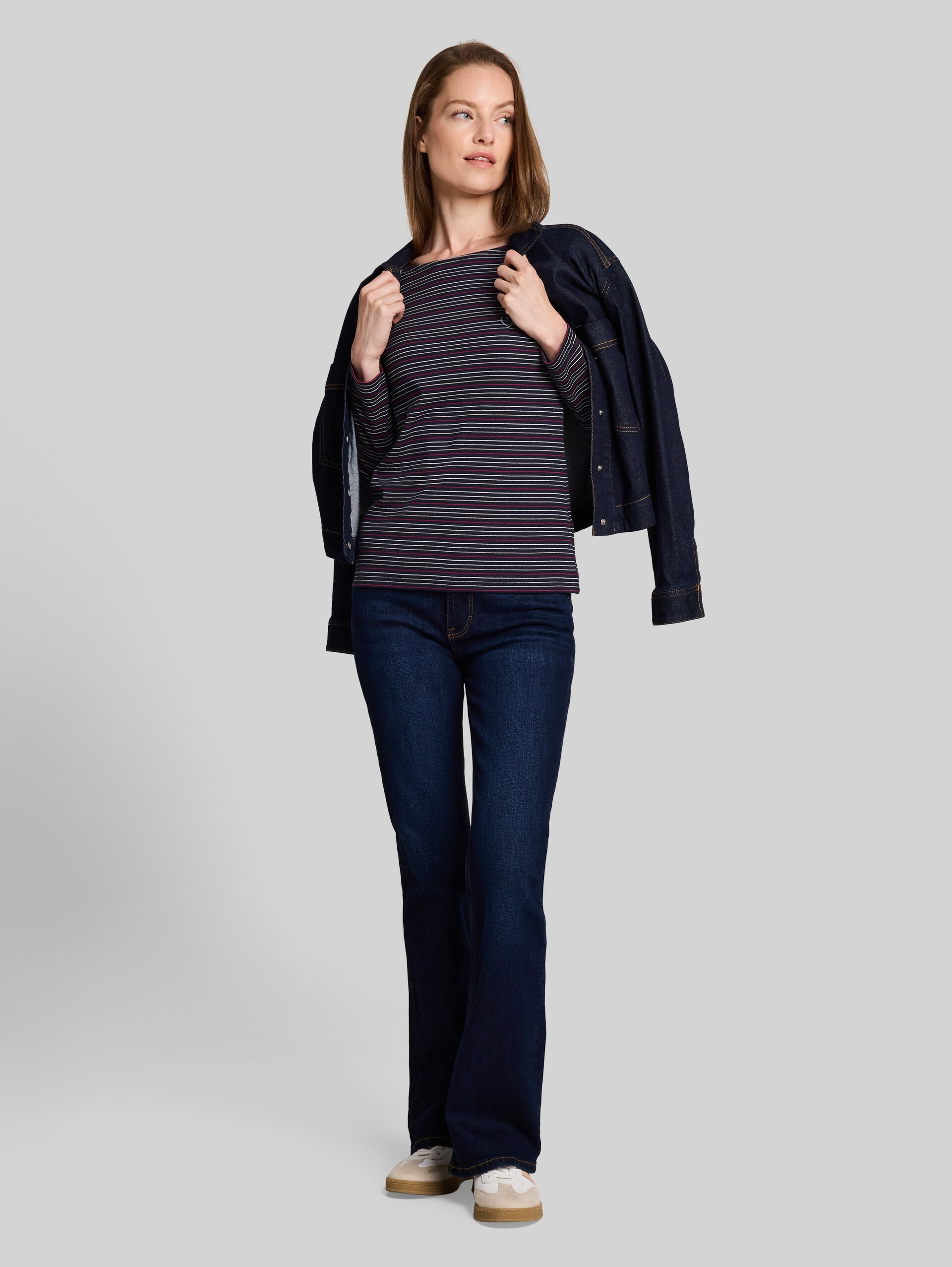 Langarmshirt mit Herz-Stickerei - blue pink beige stripe - Model-Vorderansicht
