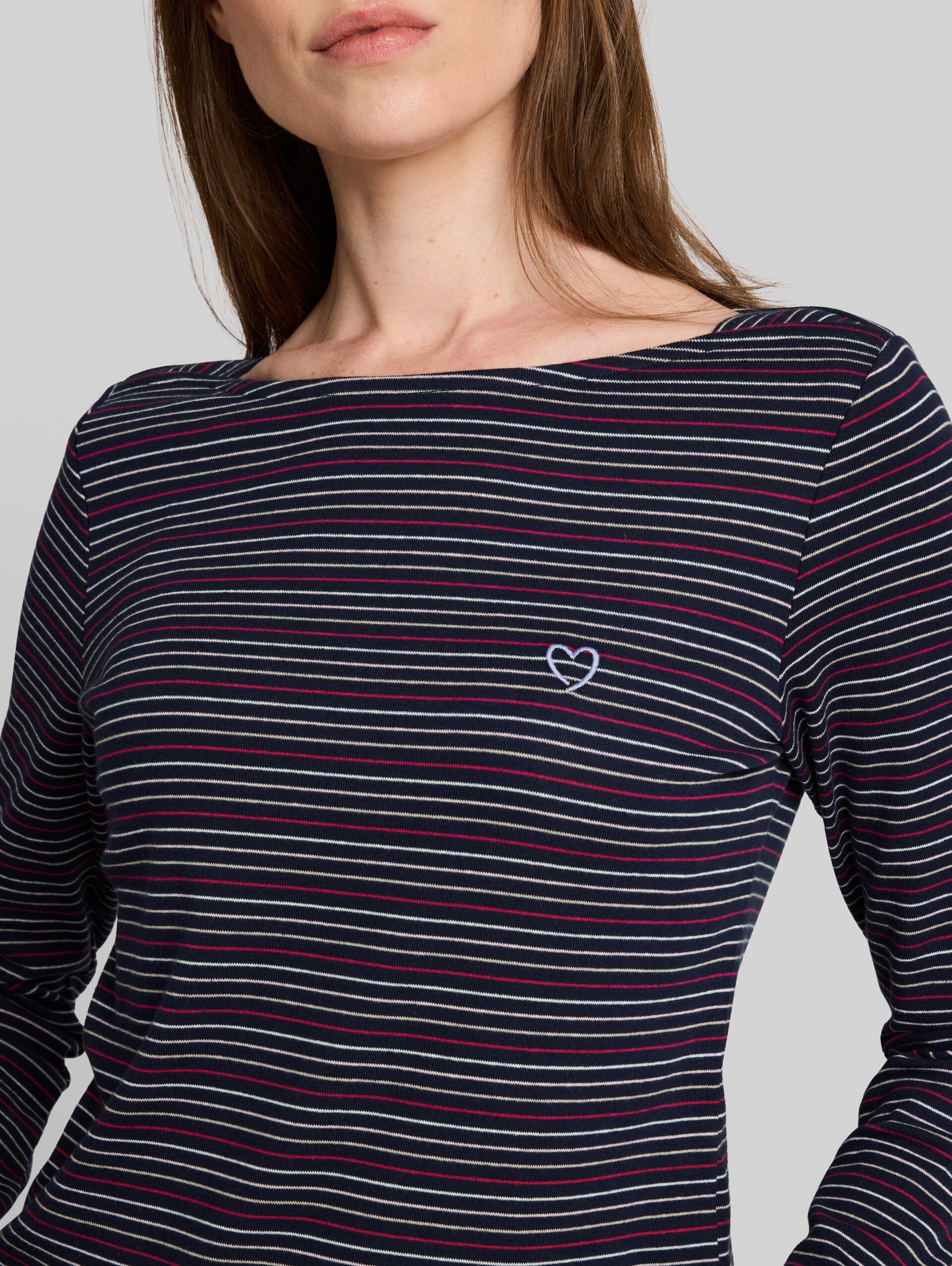 Langarmshirt mit Herz-Stickerei - blue pink beige stripe - Detail-Model-Ansicht