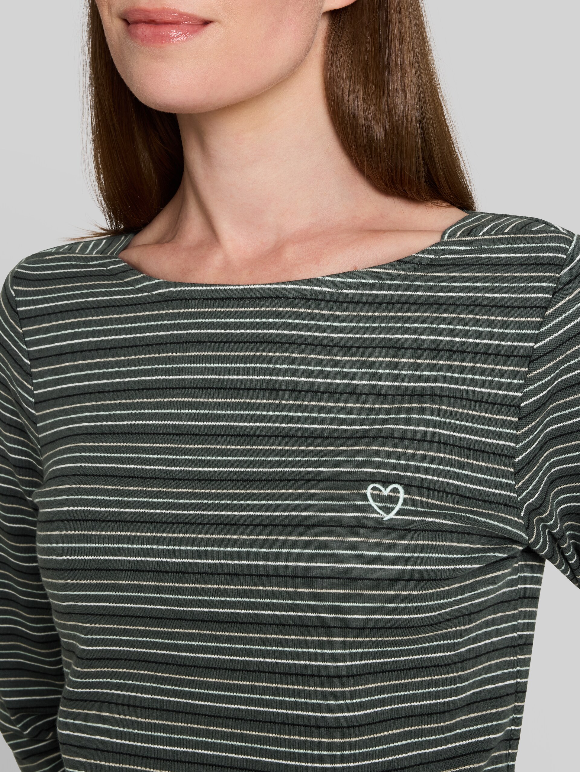 Langarmshirt mit Herz-Stickerei - green dusty light green stripe - Detail-Model-Ansicht