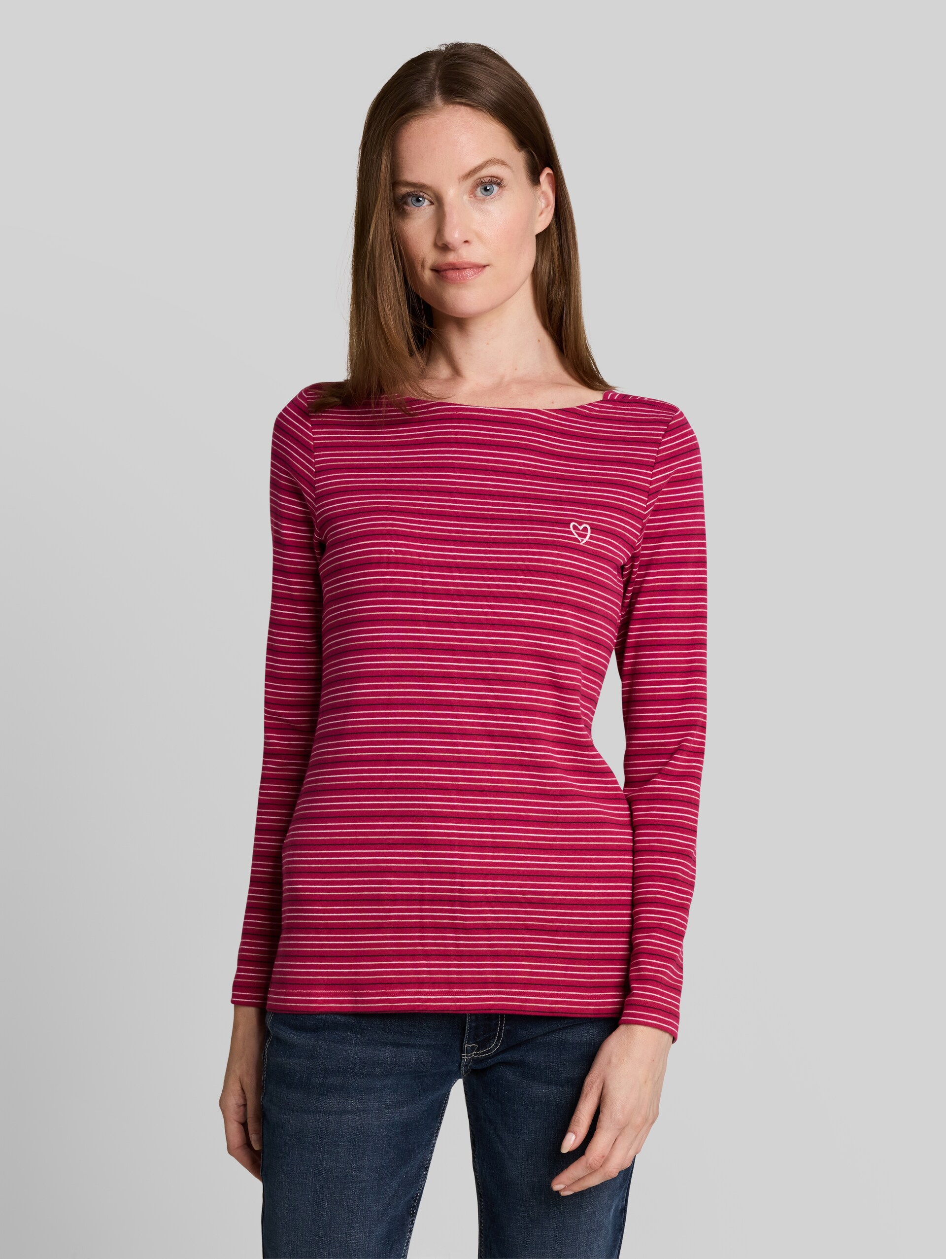 Langarmshirt mit Herz-Stickerei - dark pink beige stripe - Ausschnitt Model-Vorderansicht