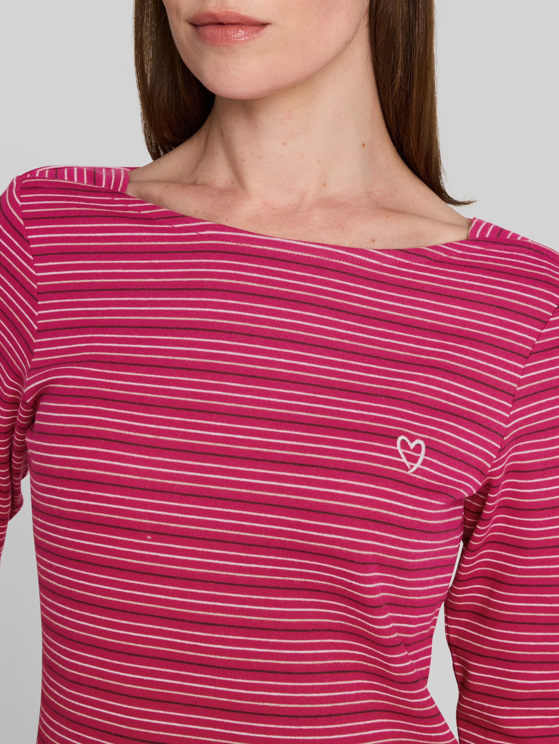 Langarmshirt mit Herz-Stickerei - dark pink beige stripe - Detail-Model-Ansicht