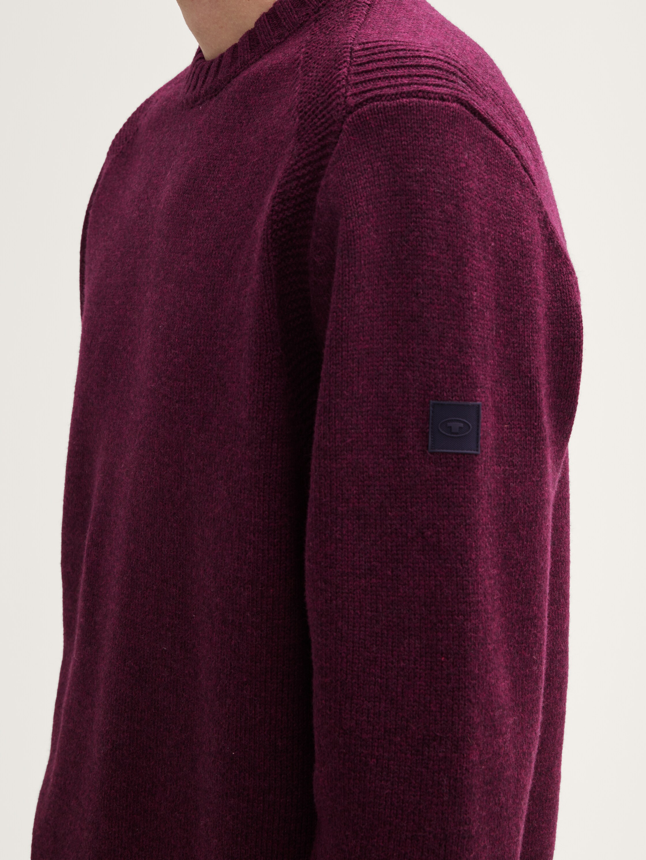 Cosy Strickpullover mit Logo-Badge - grape red melange - Detail-Model-Ansicht