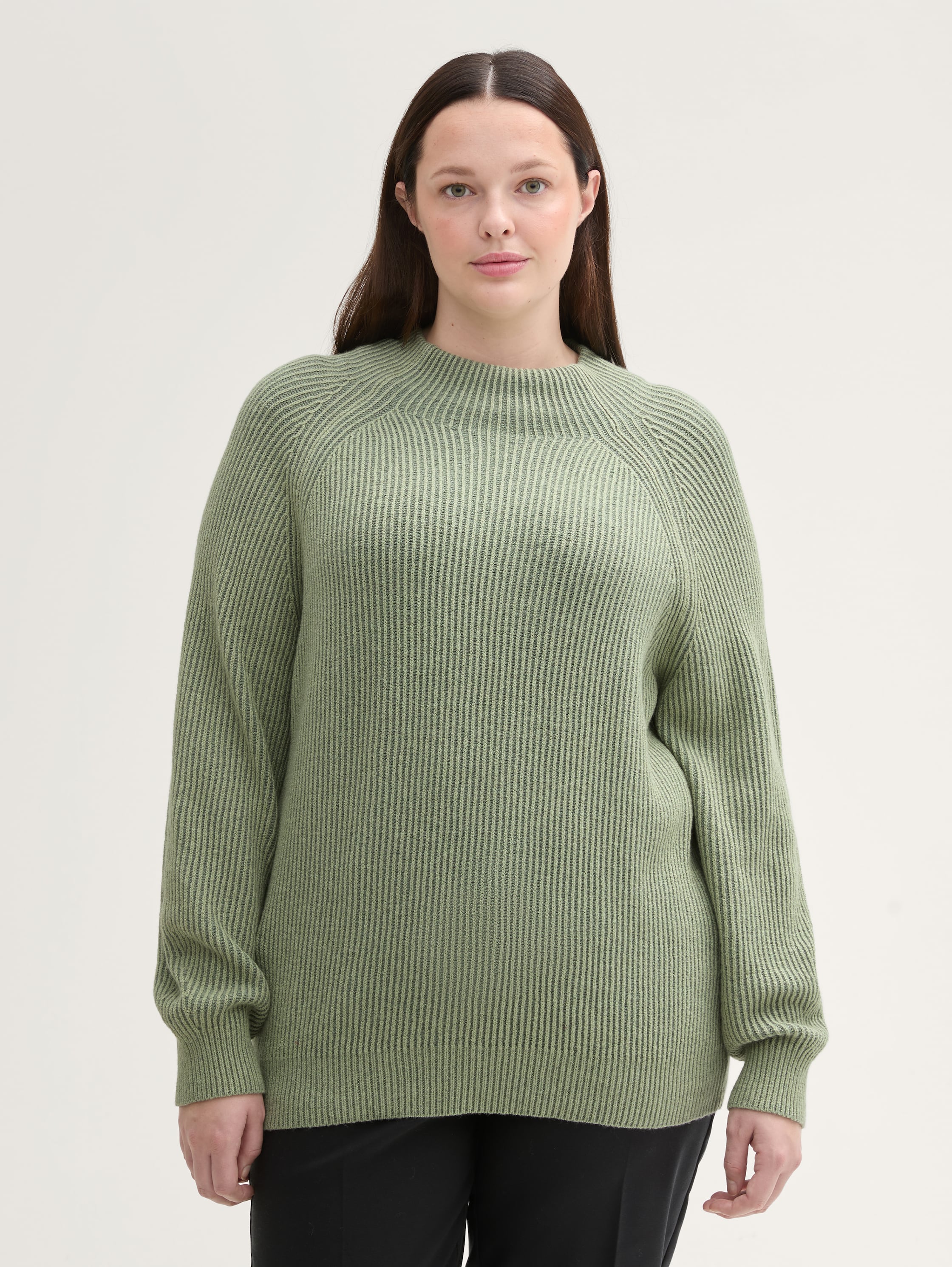 Plus Size - Strickpullover mit Stehkragen - pale_bark_green_rib_structure - 