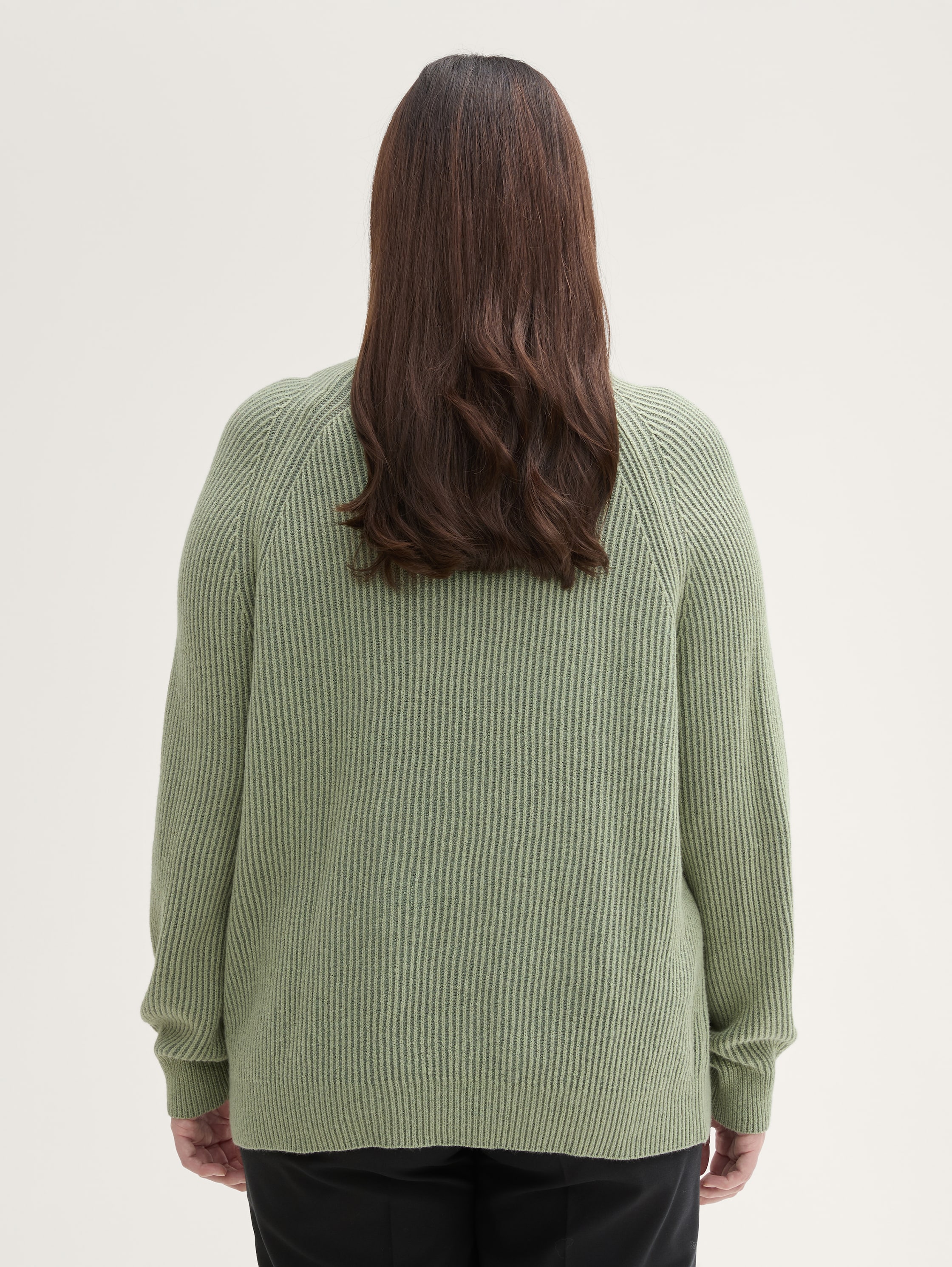 Plus Size - Strickpullover mit Stehkragen - pale_bark_green_rib_structure - 