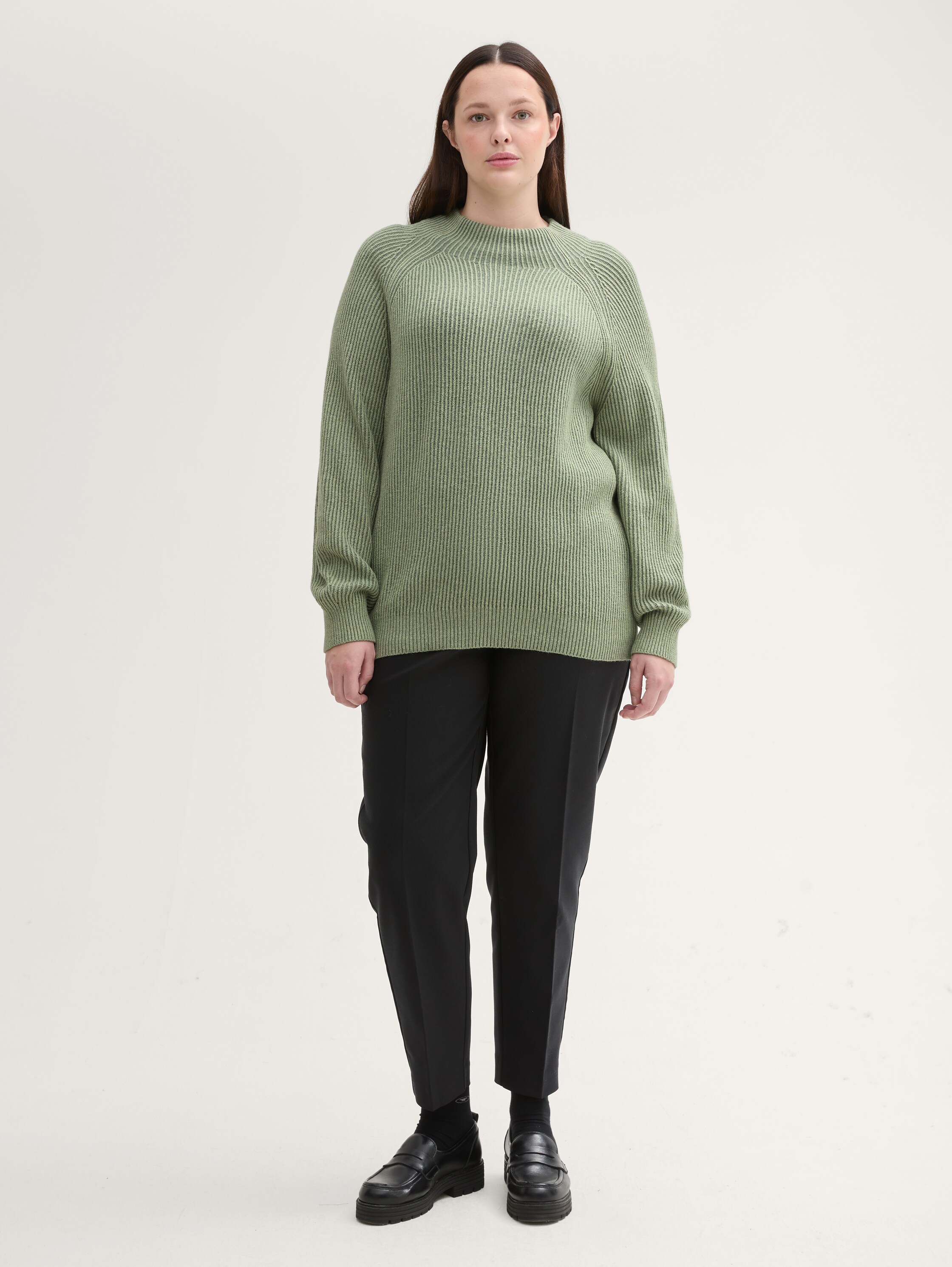 Plus Size - Strickpullover mit Stehkragen - pale_bark_green_rib_structure - 
