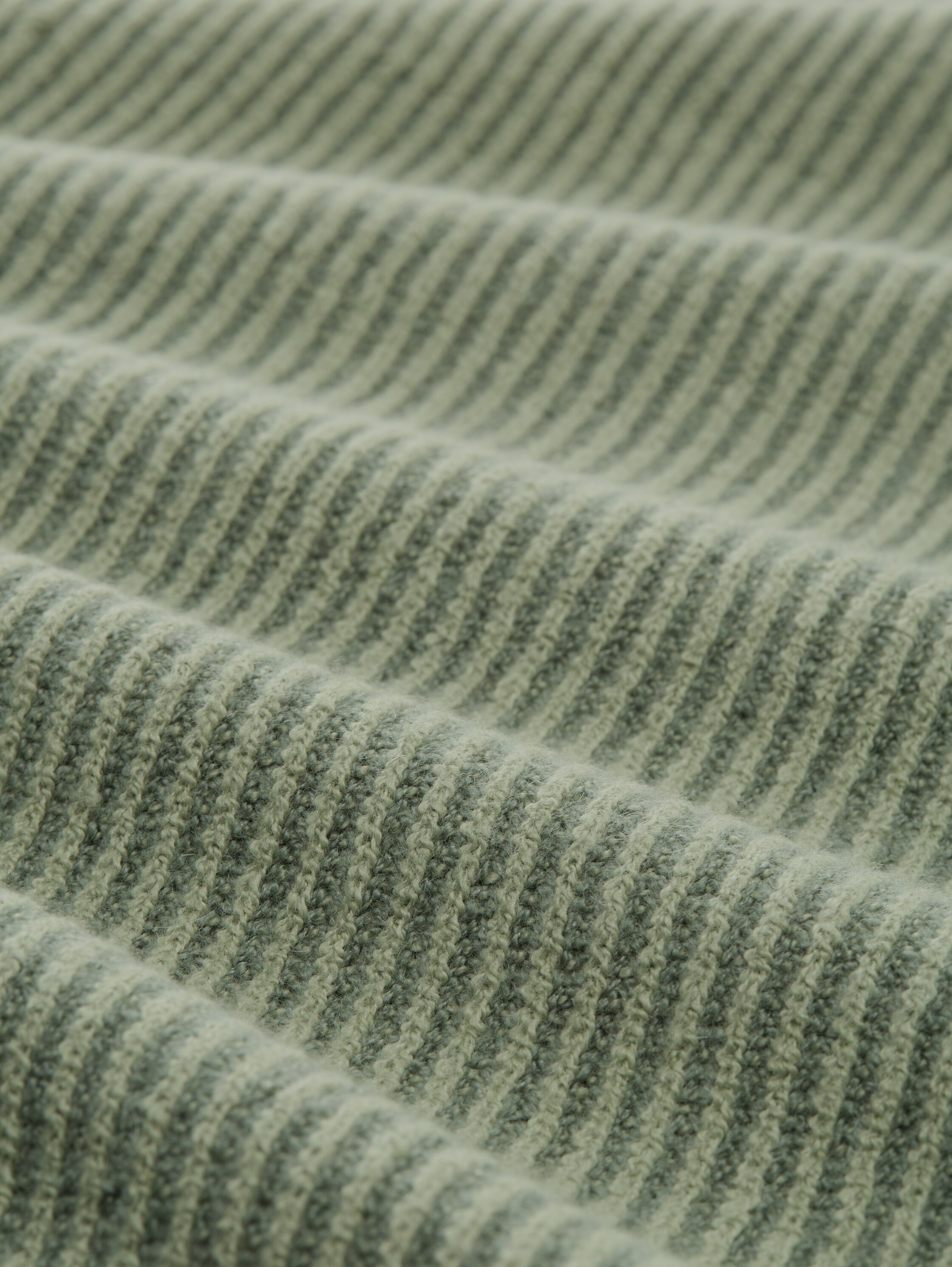 Plus Size - Strickpullover mit Stehkragen - pale_bark_green_rib_structure - 