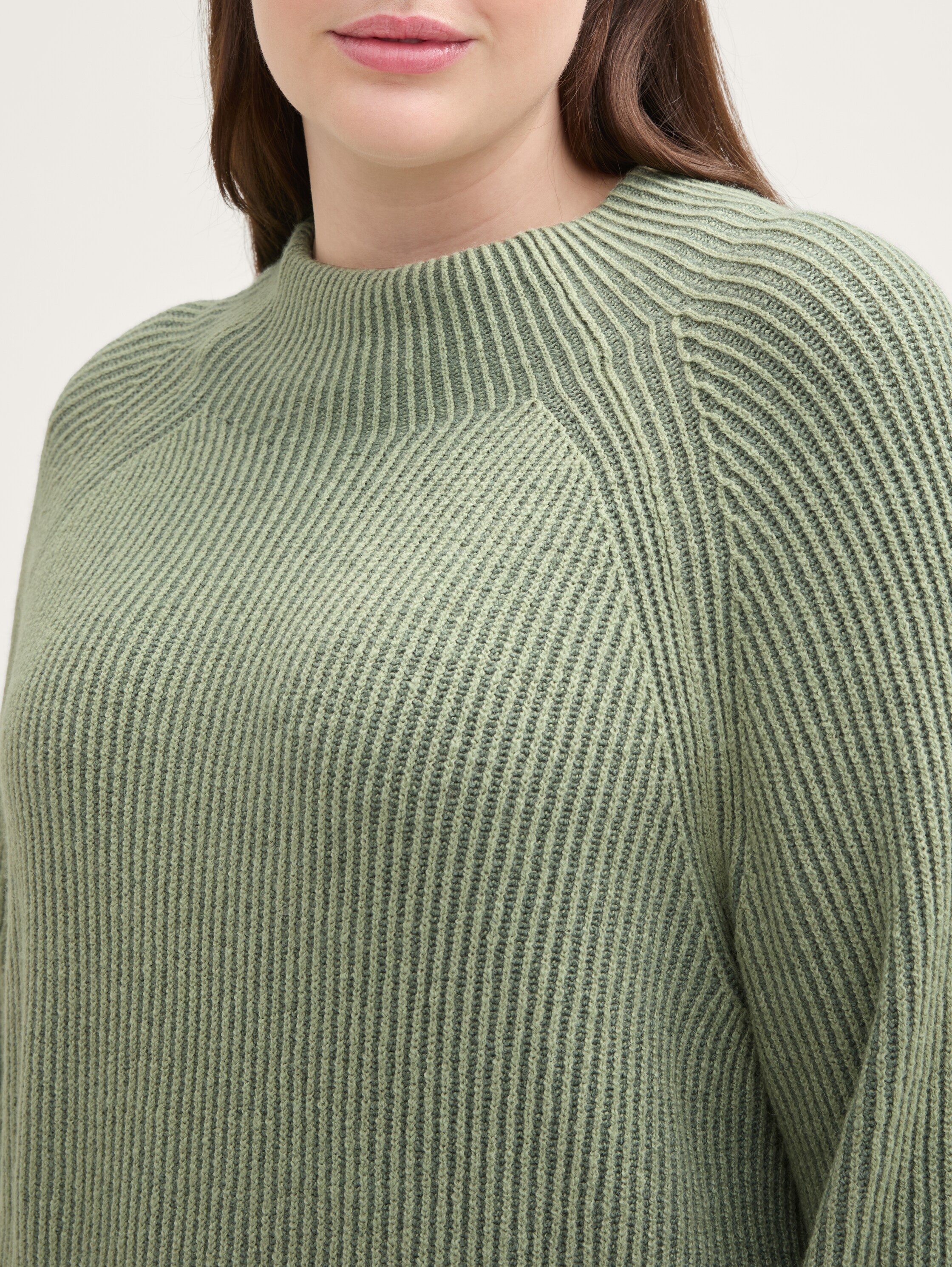 Plus Size - Strickpullover mit Stehkragen - pale_bark_green_rib_structure - 