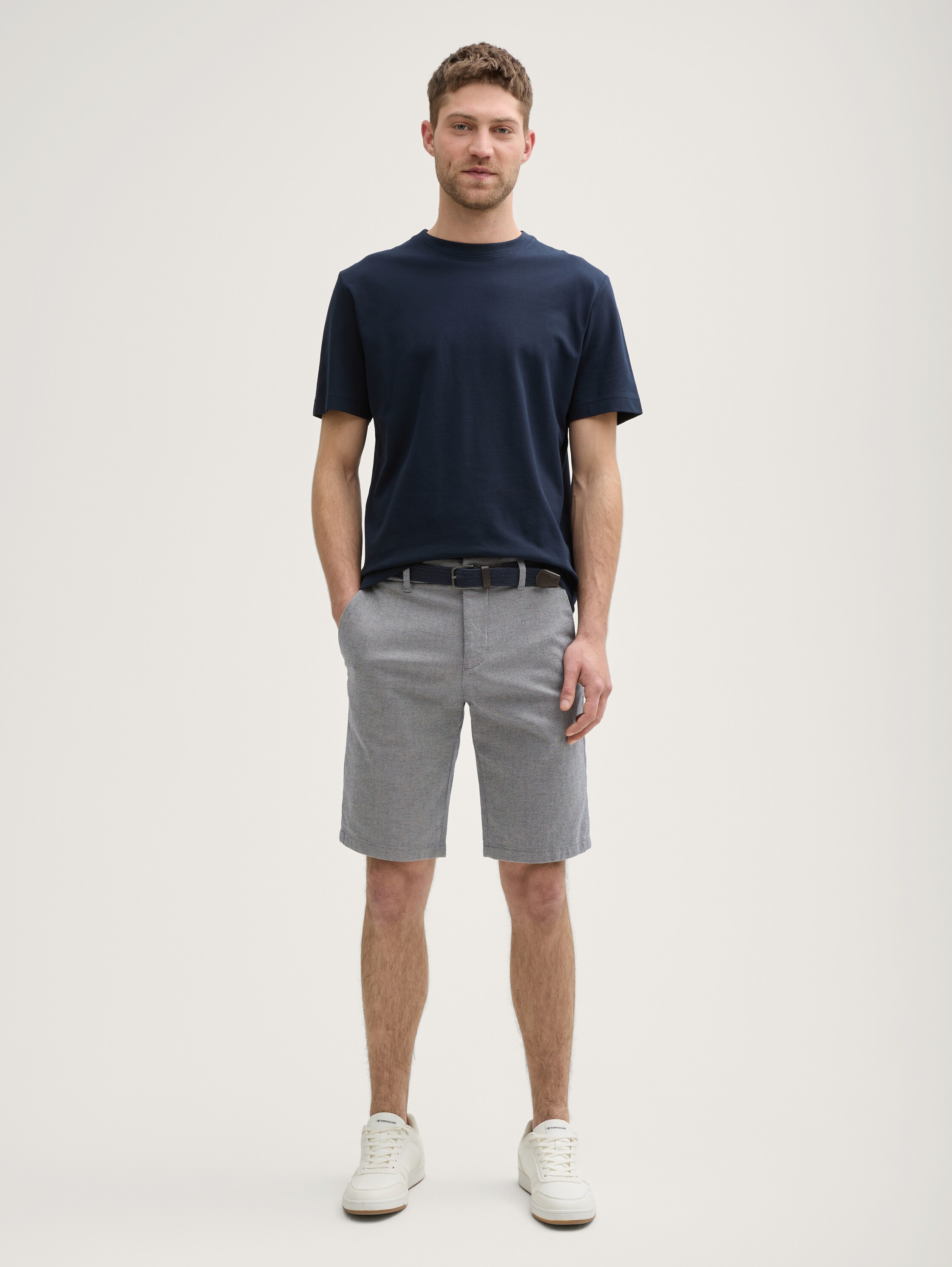Stretch Slim Chino Shorts mit Gürtel - white_navy_zig_zag_structure - 