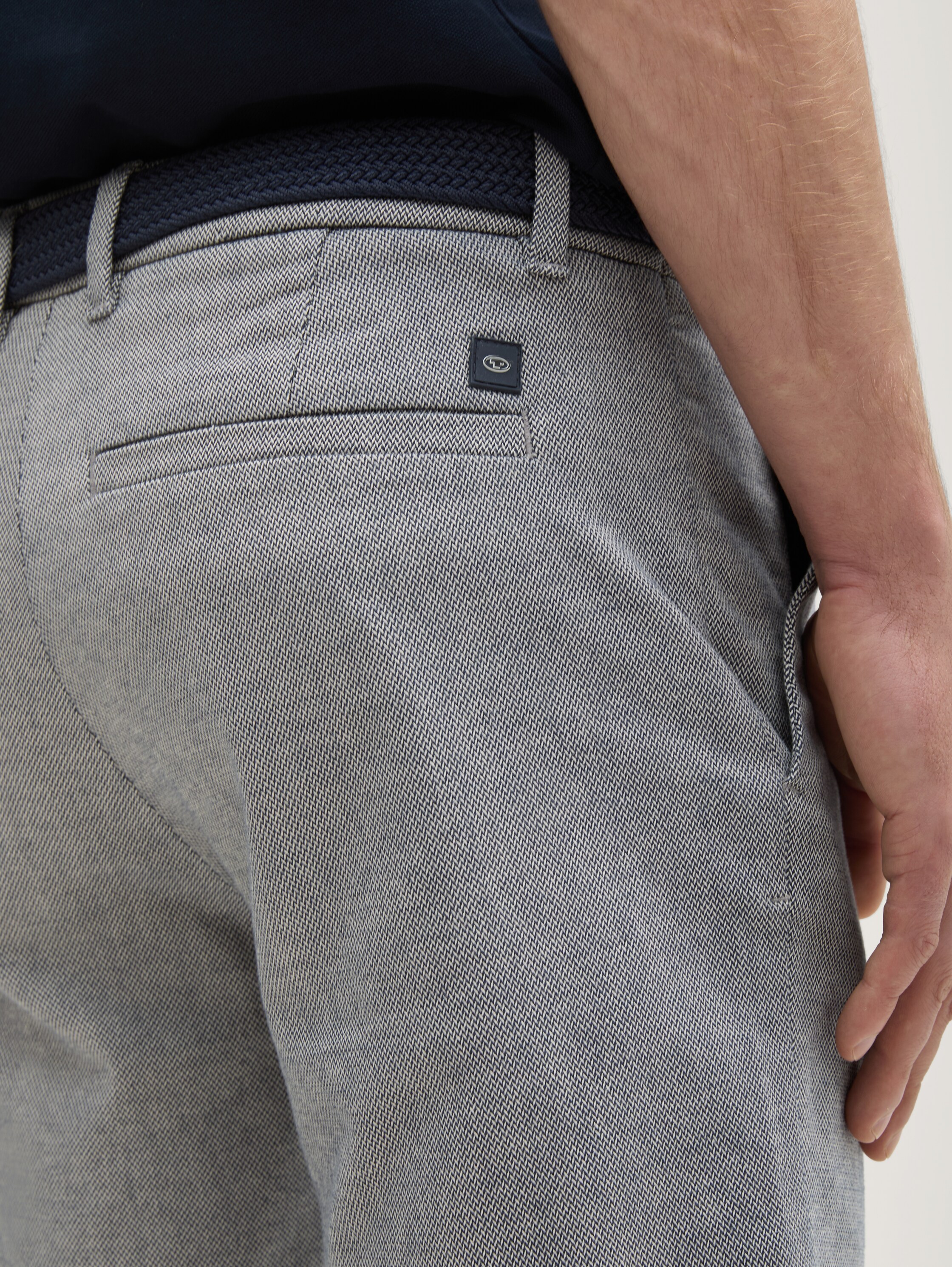 Stretch Slim Chino Shorts mit Gürtel - white_navy_zig_zag_structure - 