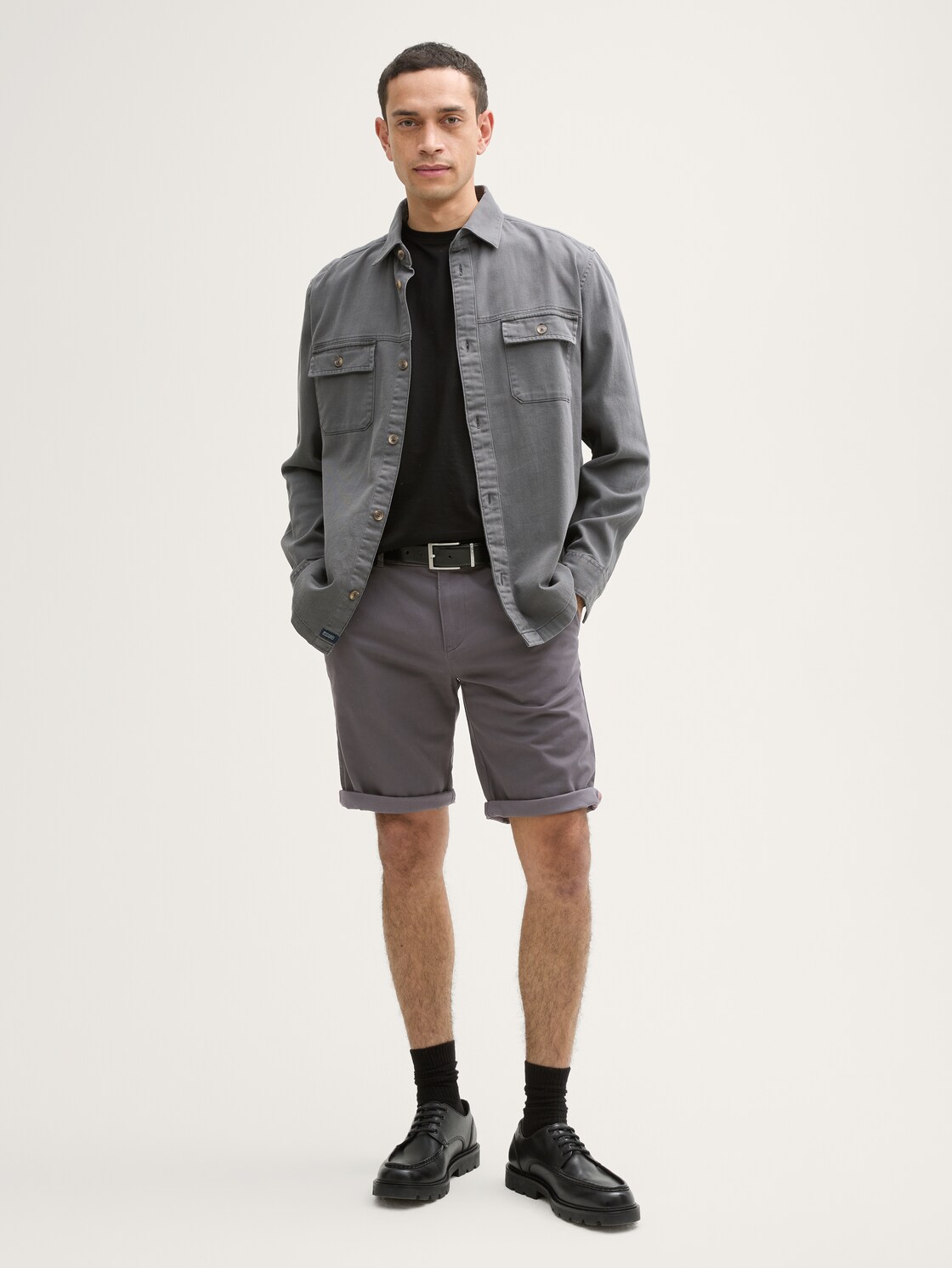 Slim Chino Shorts - Tarmac Grey - Model-Vorderansicht