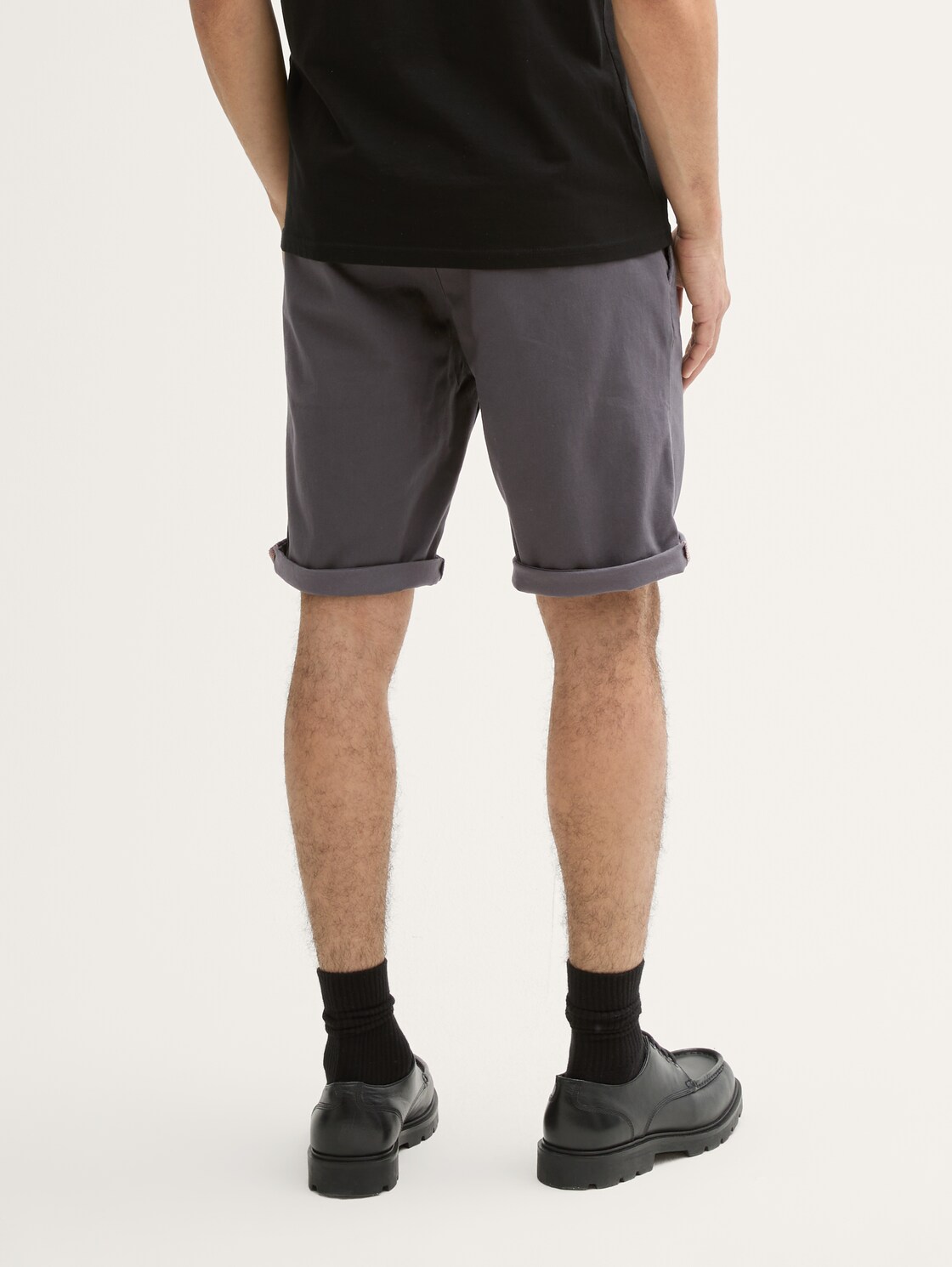 Slim Chino Shorts - Tarmac Grey - Auschnitt Model-Rückansicht