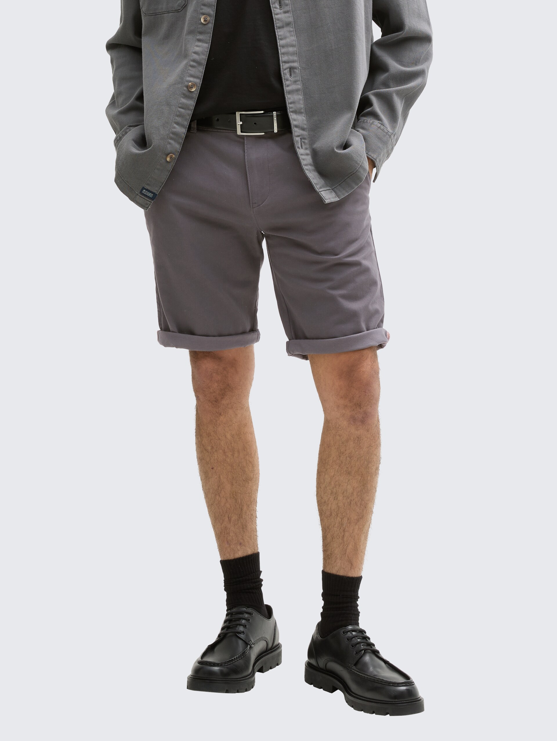 Slim Chino Shorts - Tarmac Grey - Ausschnitt Model-Vorderansicht