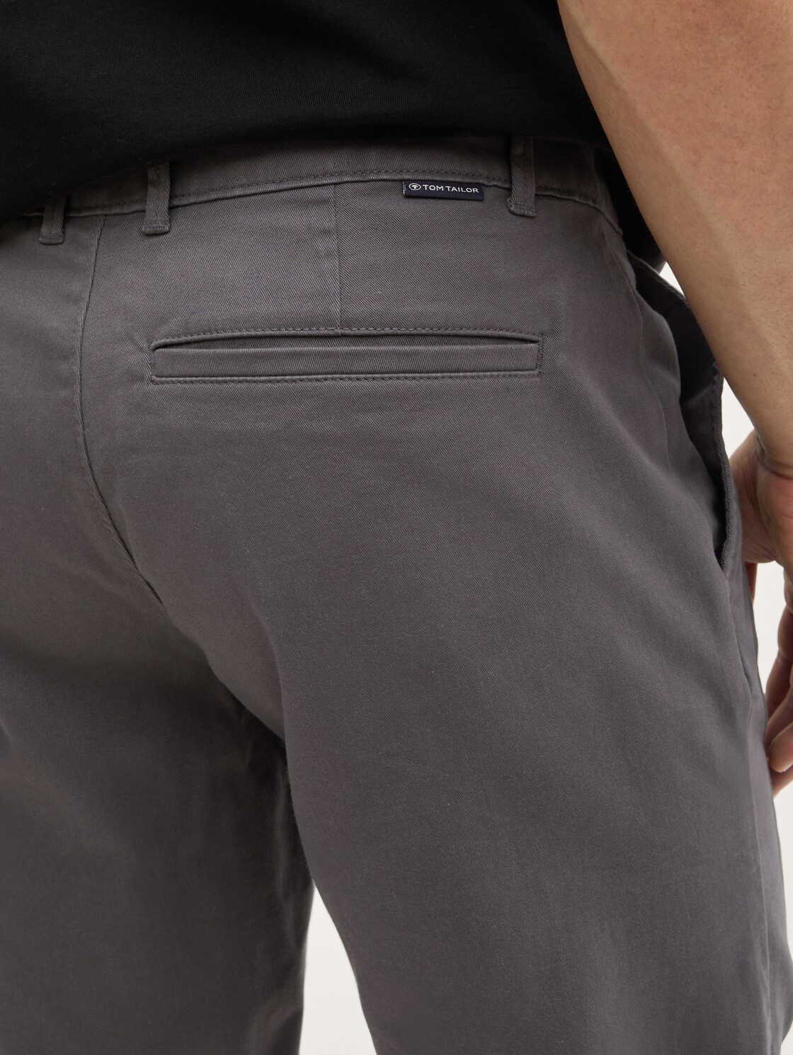 Slim Chino Shorts - Tarmac Grey - Detail-Model-Ansicht
