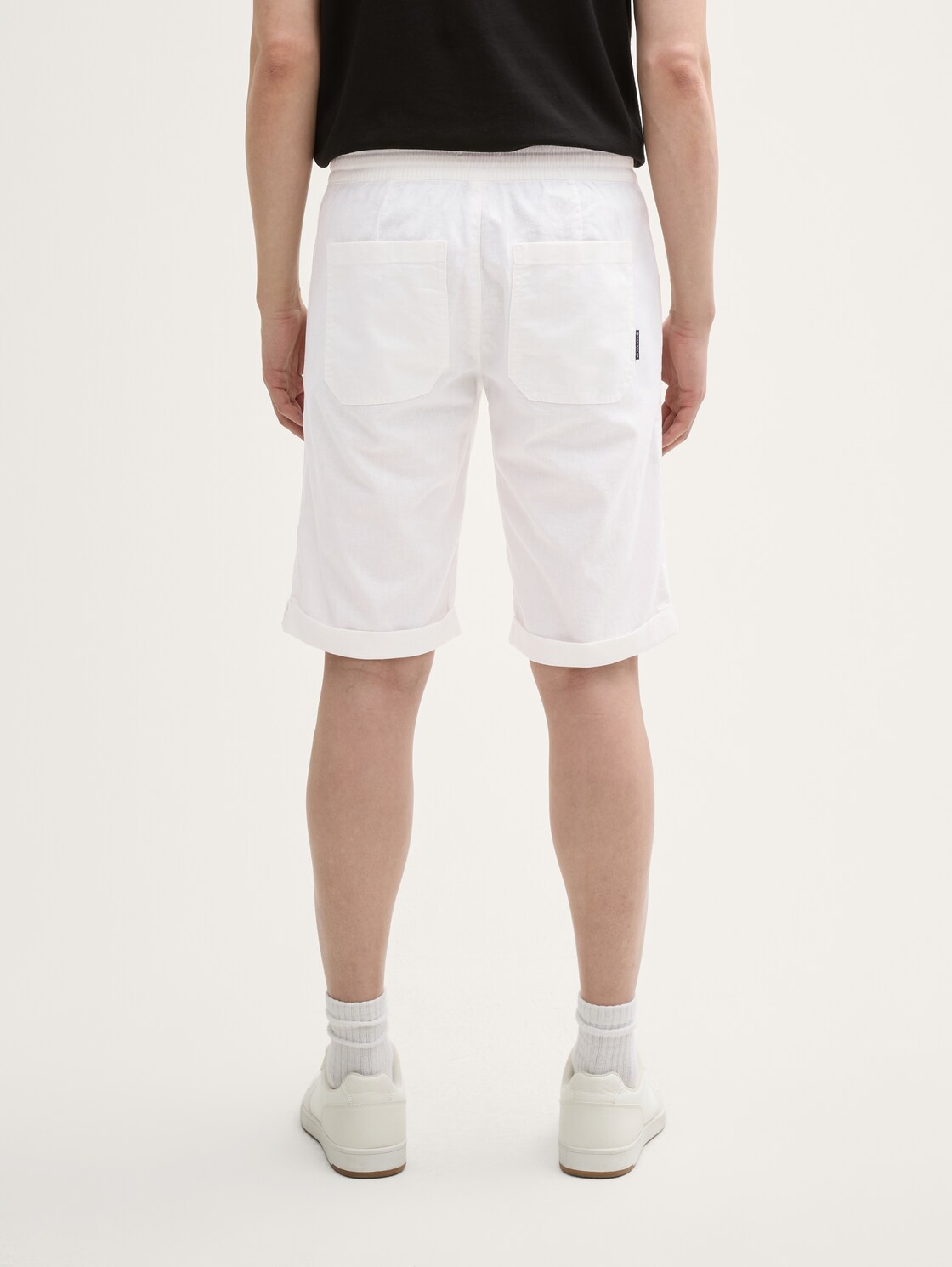 Regular Shorts mit Leinenanteil - White - Auschnitt Model-Rückansicht