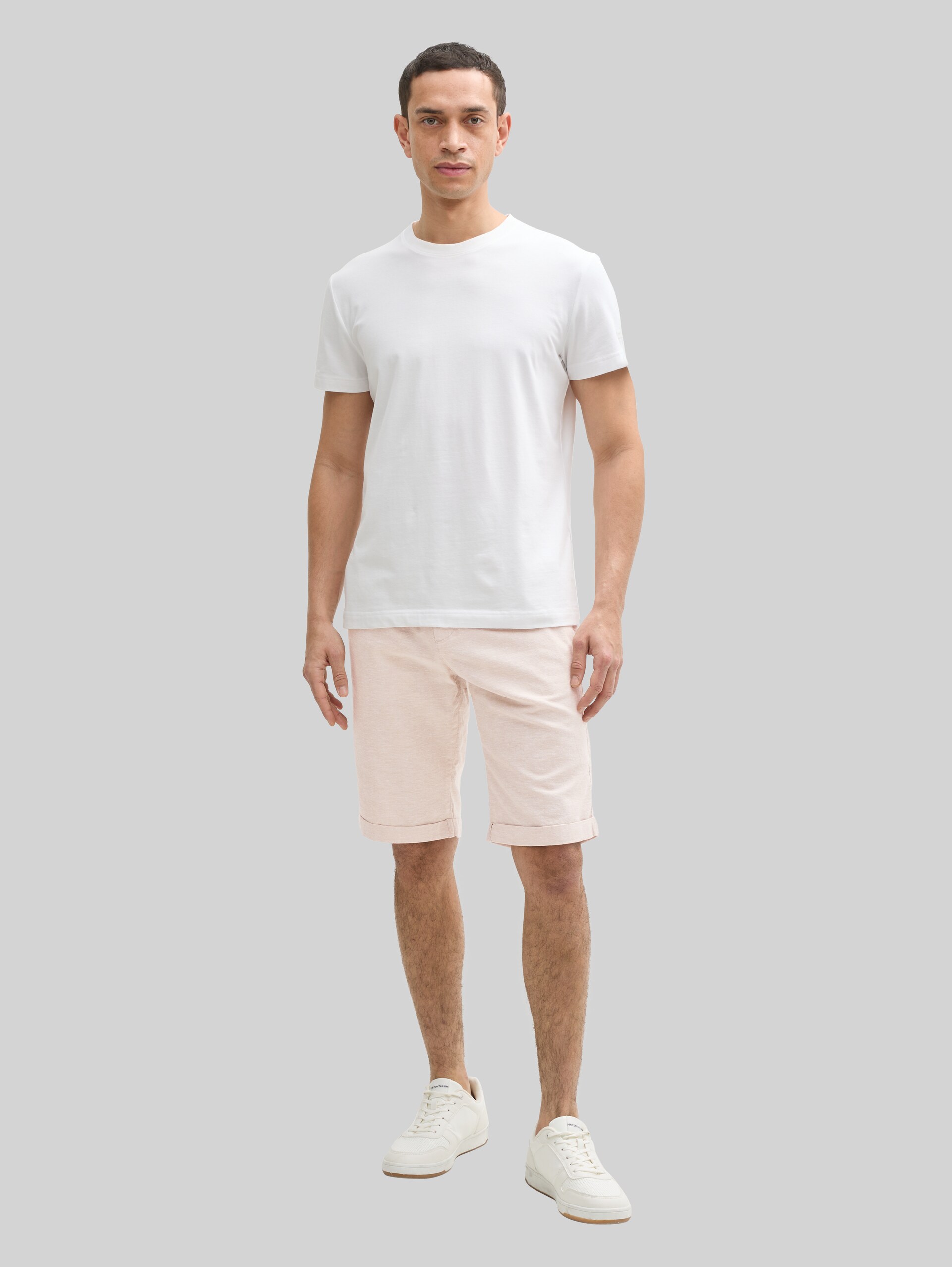 Regular shorts with linen content - silver ecru chambray - Model front view
