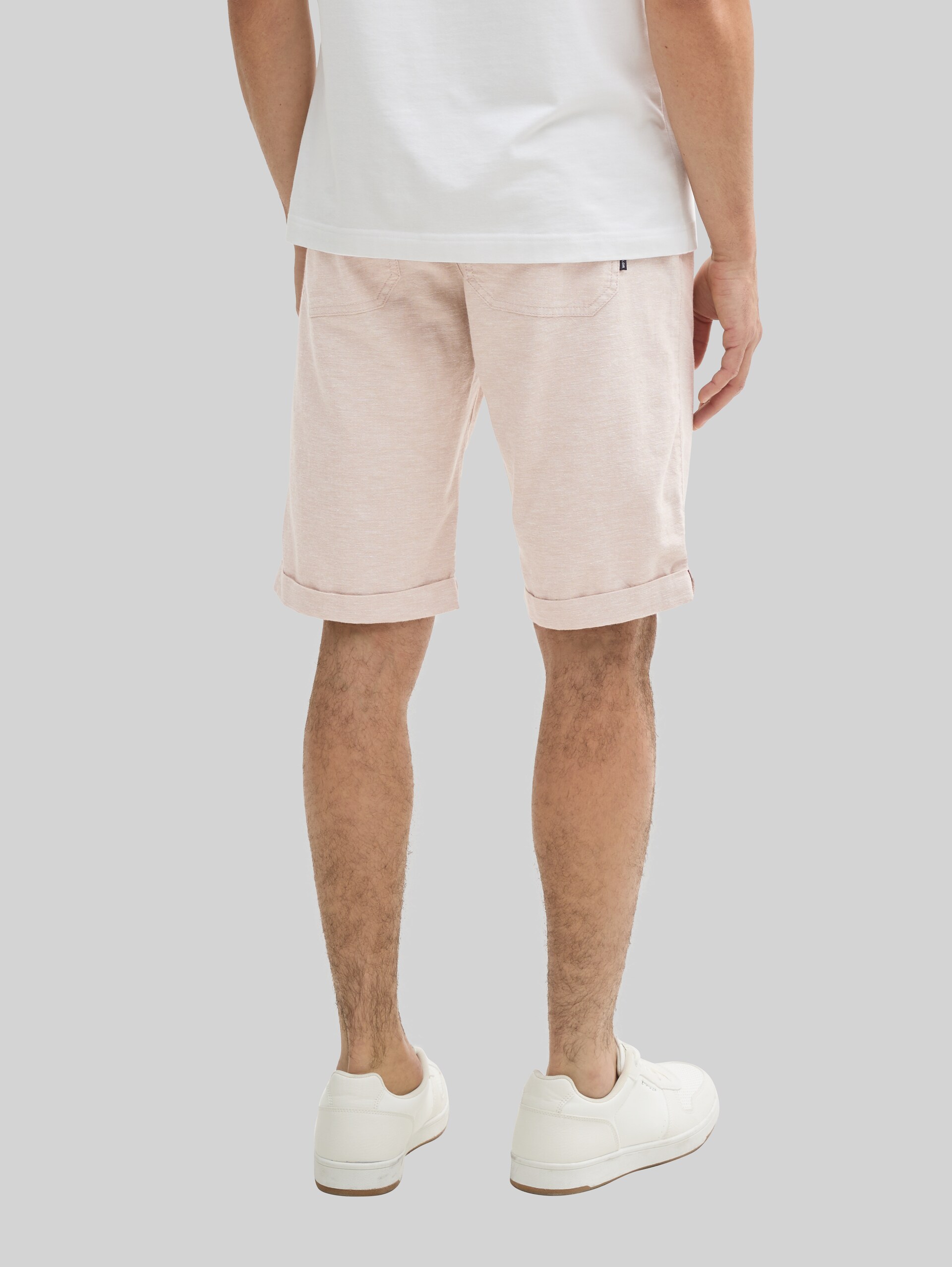 Regular shorts with linen content - silver ecru chambray - Neckline model-back view