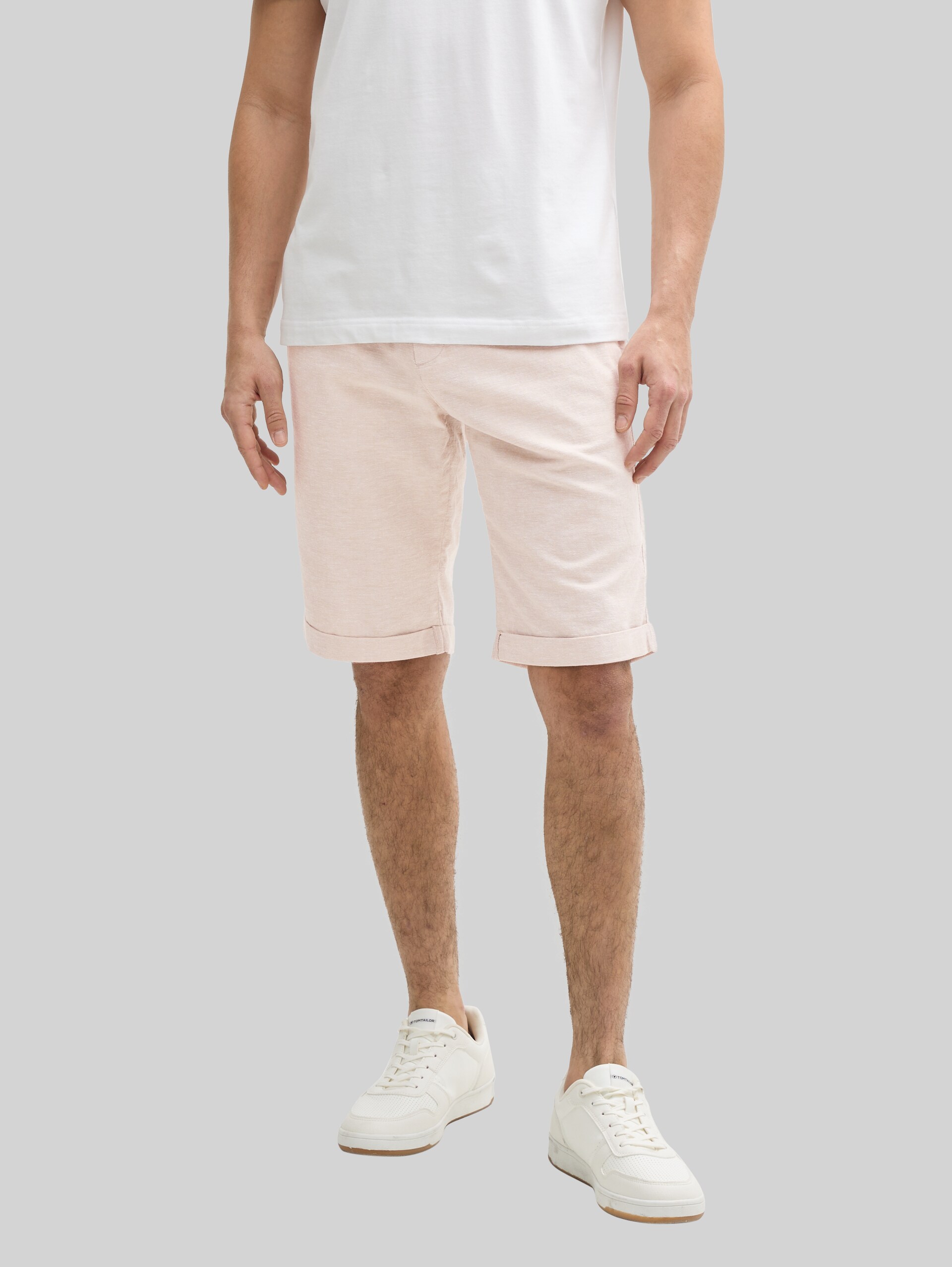 Regular shorts with linen content - silver ecru chambray - Neckline model front view
