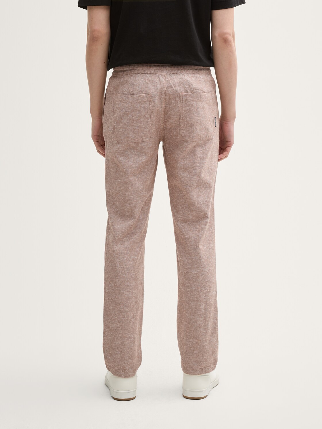 Regular Chino Hose mit Leinenanteil - mocha brown chambray - Auschnitt Model-Rückansicht