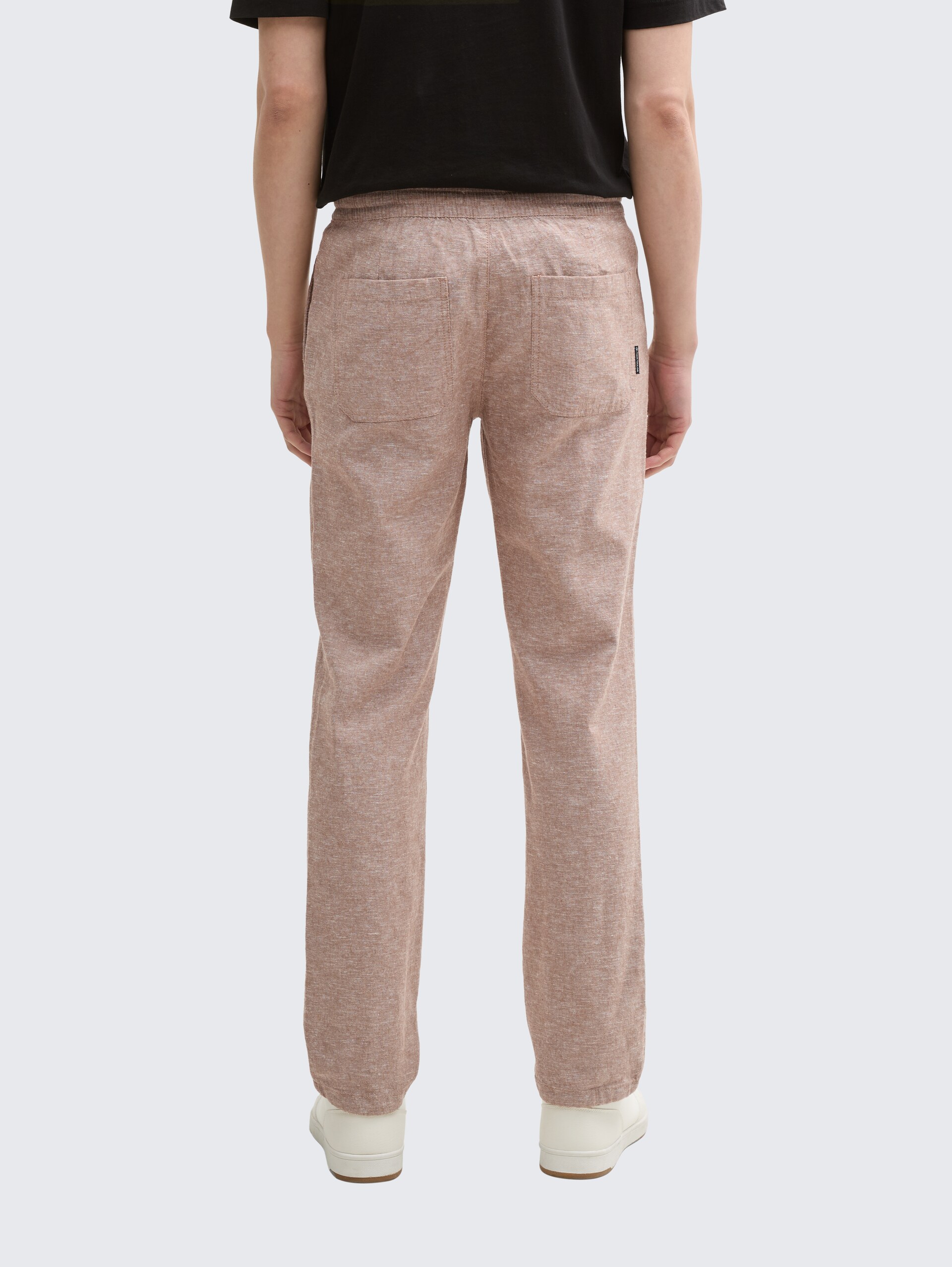 Regular Chino Hose mit Leinenanteil - mocha brown chambray - Auschnitt Model-Rückansicht
