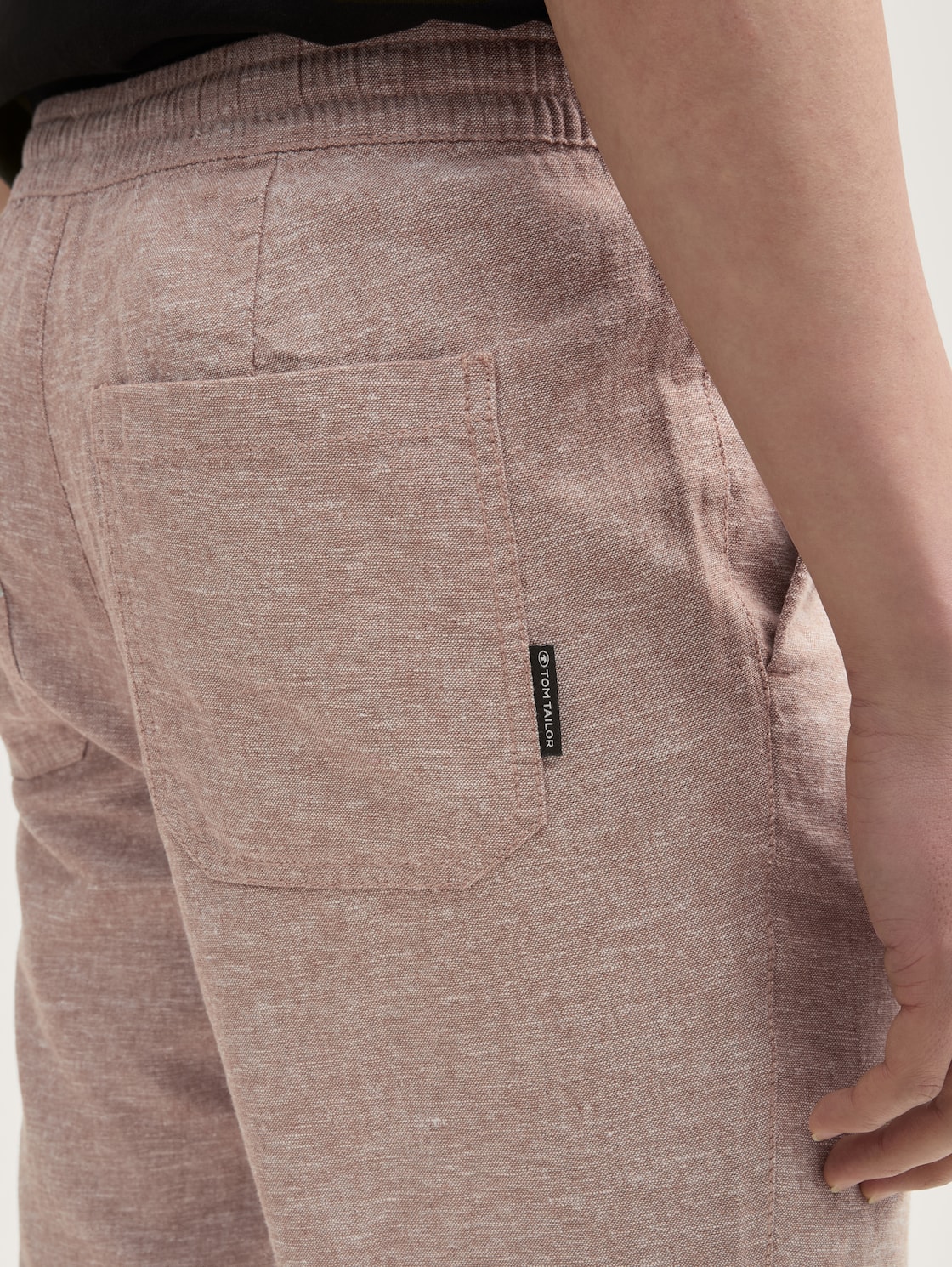 Regular Chino Hose mit Leinenanteil - mocha brown chambray - Detail-Model-Ansicht