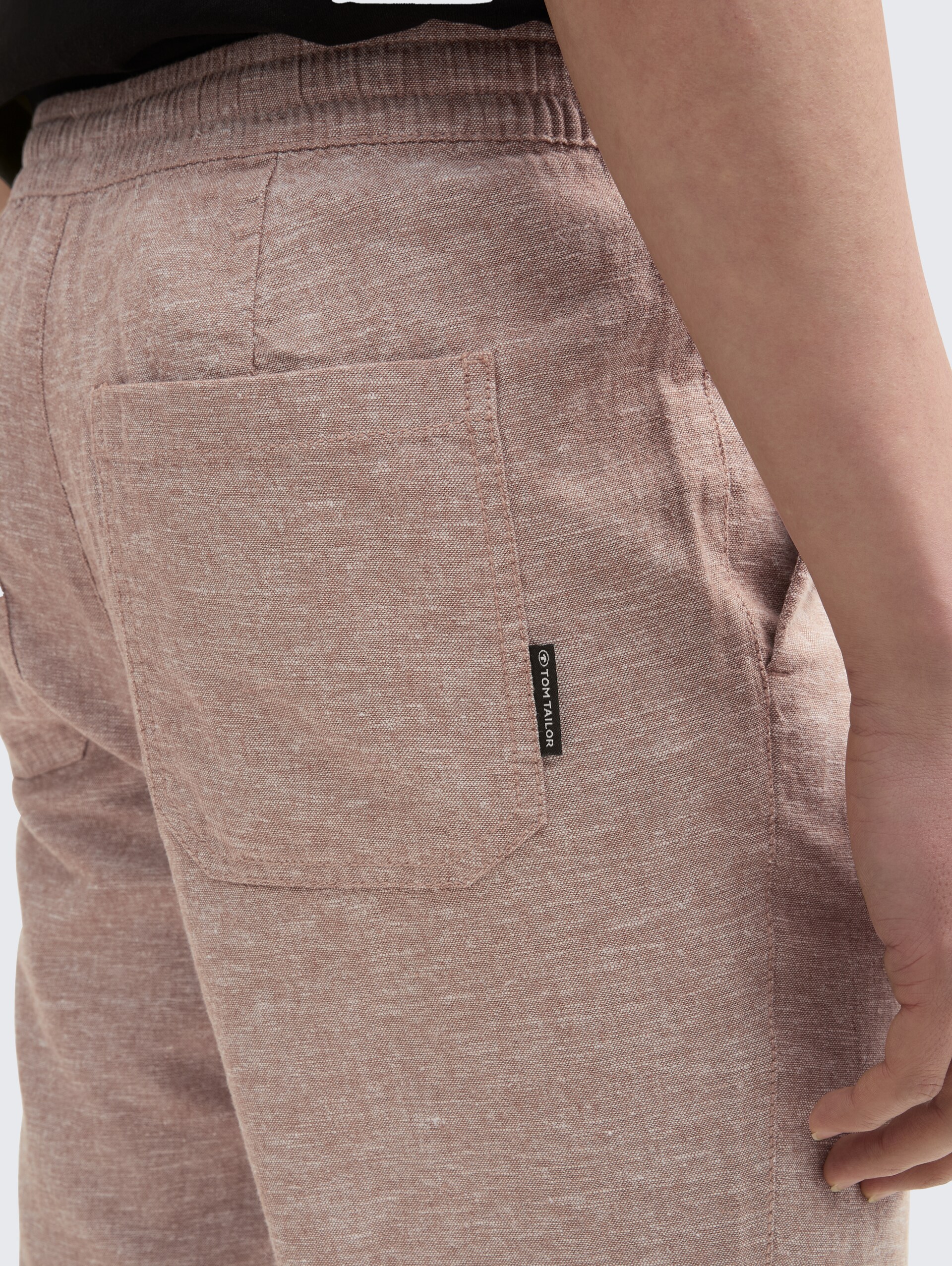 Regular Chino Hose mit Leinenanteil - mocha brown chambray - Detail-Model-Ansicht