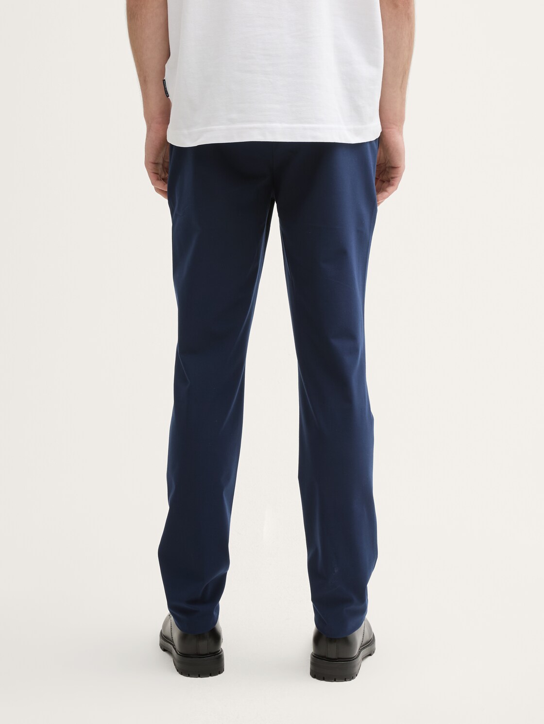 Ultralight Travis Slim Chino Hose - sky captain blue - Auschnitt Model-Rückansicht