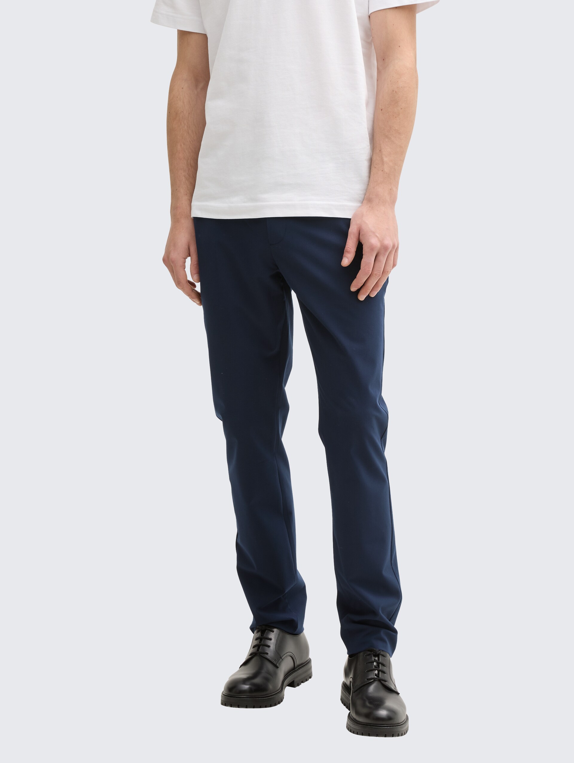 Ultralight Travis Slim Chino Hose - sky captain blue - Ausschnitt Model-Vorderansicht