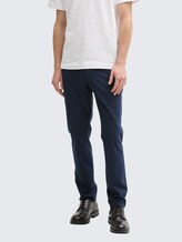 Ultralight Travis Slim Chino Hose - sky captain blue - Ausschnitt Model-Vorderansicht