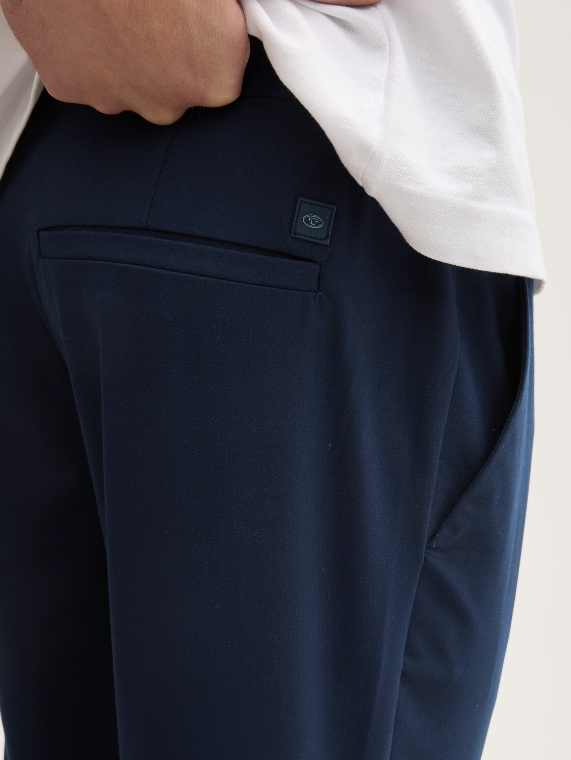 Ultralight Travis Slim Chino Hose - sky captain blue - Detail-Model-Ansicht