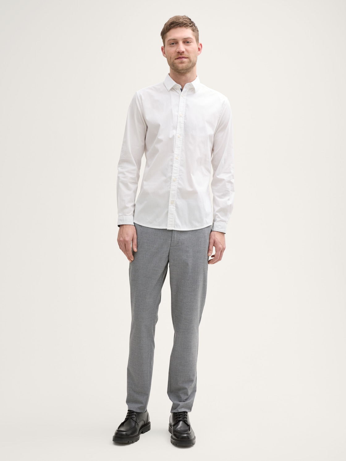 Ultralight Travis Slim Chino Hose - grey black grindle - Model-Vorderansicht