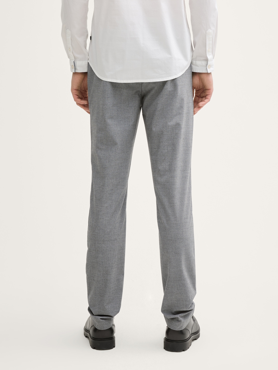 Ultralight Travis Slim Chino Hose - grey black grindle - Auschnitt Model-Rückansicht