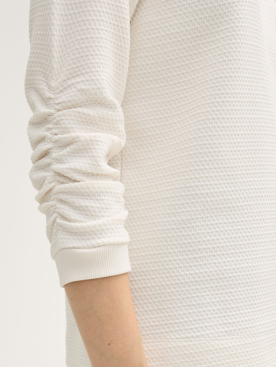 Jacquard Sweatshirt - Whisper White - Detail-Model-Ansicht
