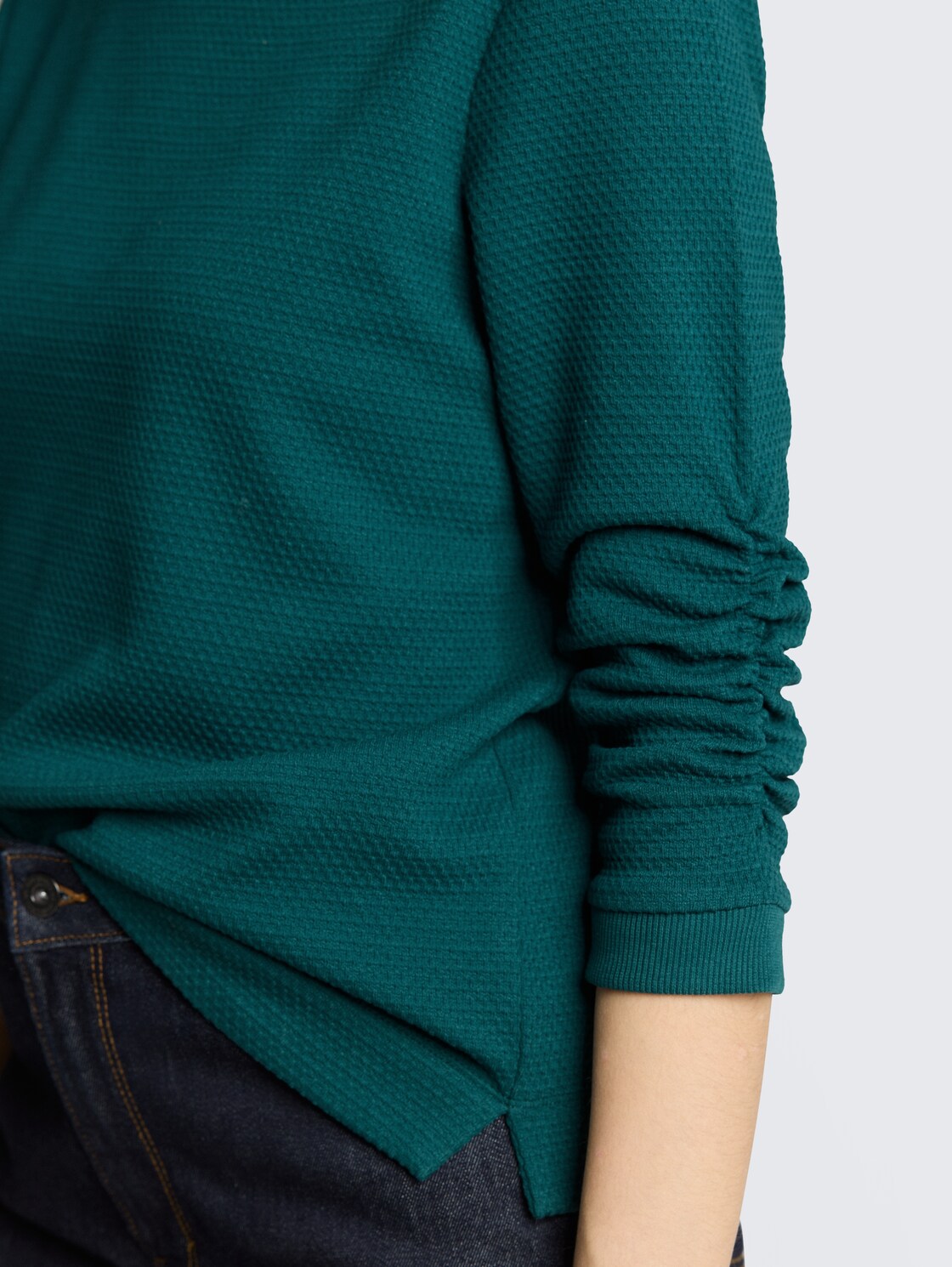Jacquard Sweatshirt - Deep Meadow Green - Detail-Model-Ansicht