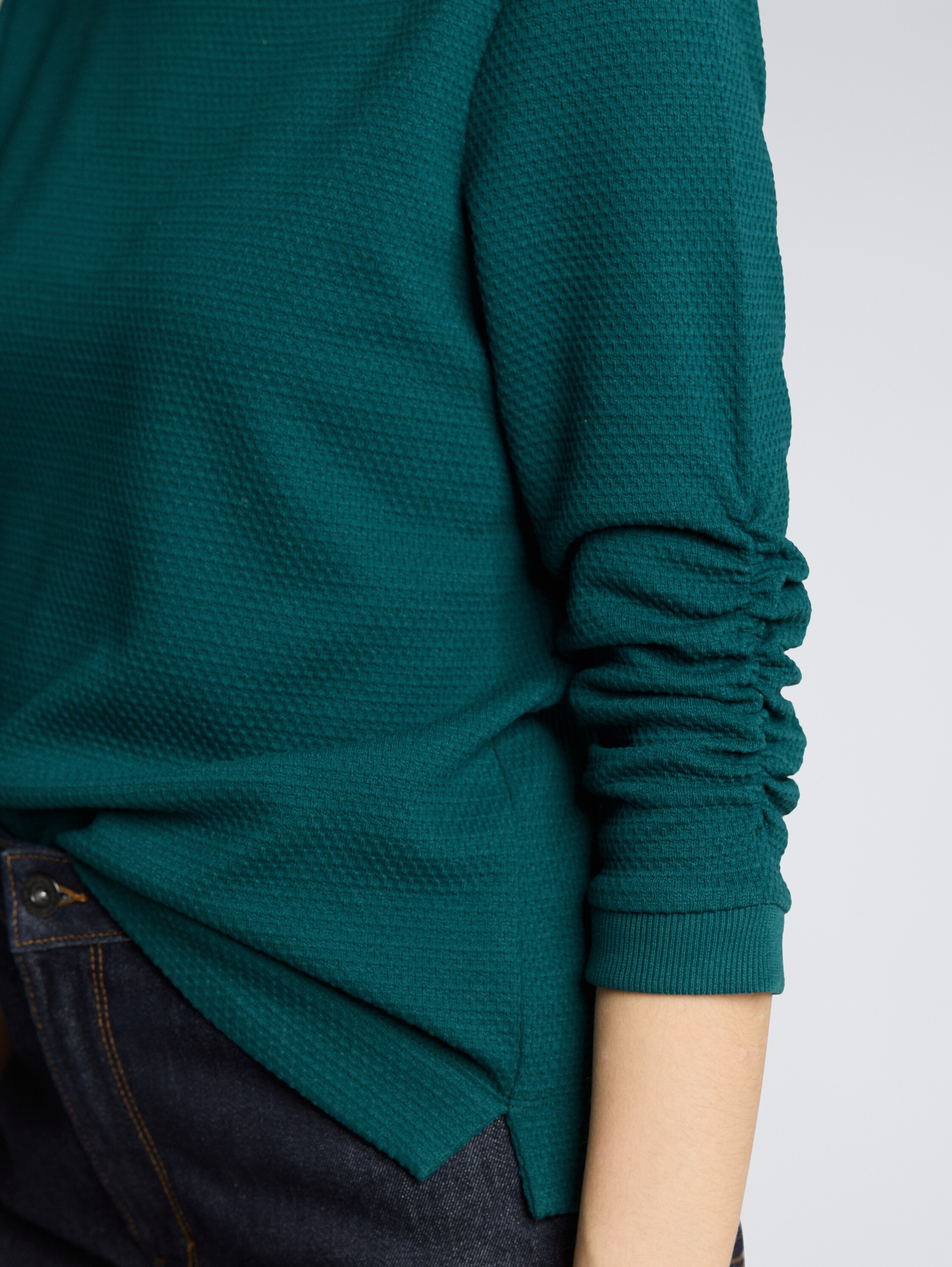 Jacquard Sweatshirt - Deep Meadow Green - Detail-Model-Ansicht