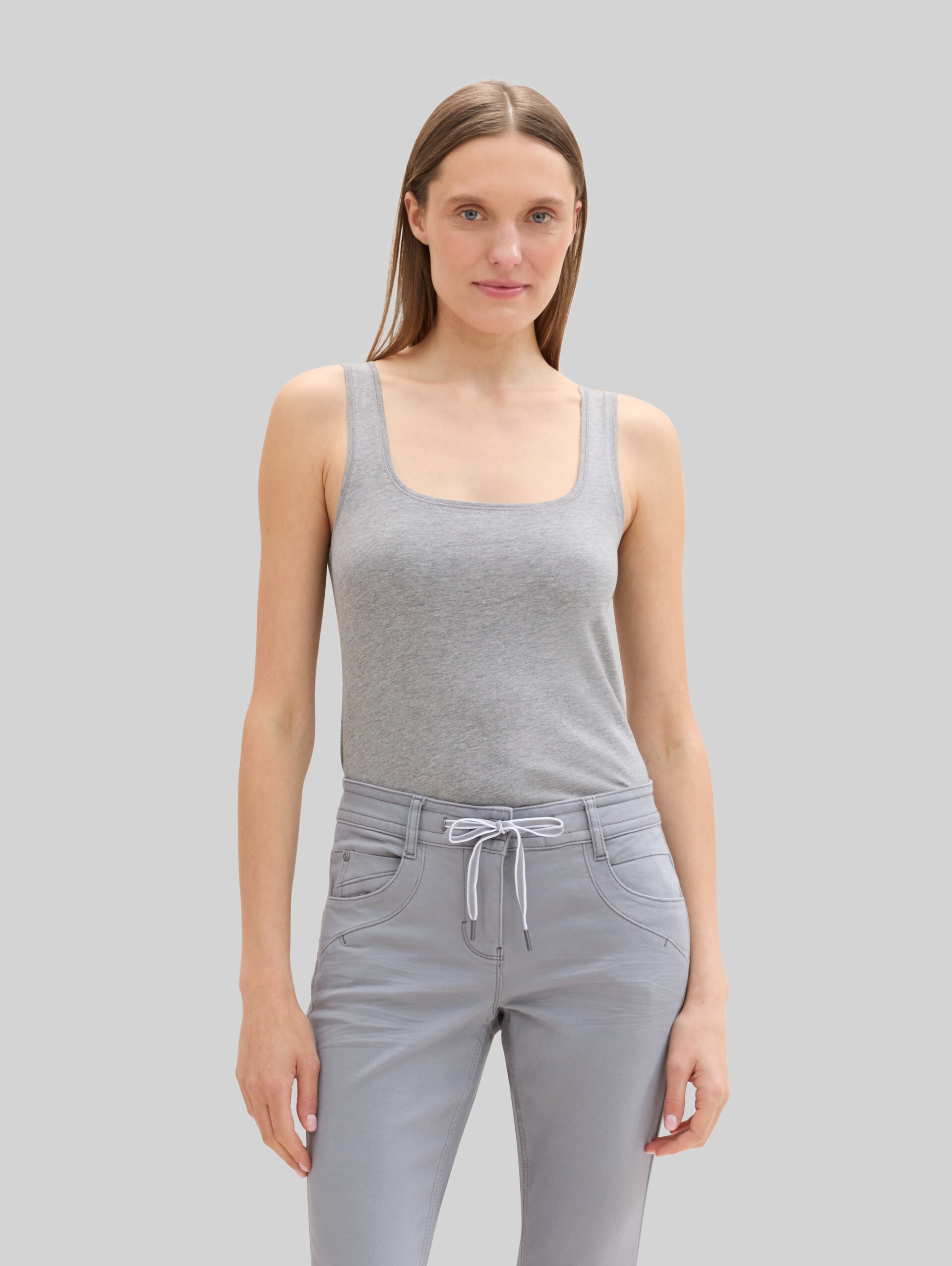 Basic top in a pack of 2 - medium silver grey melange - Neckline model front view