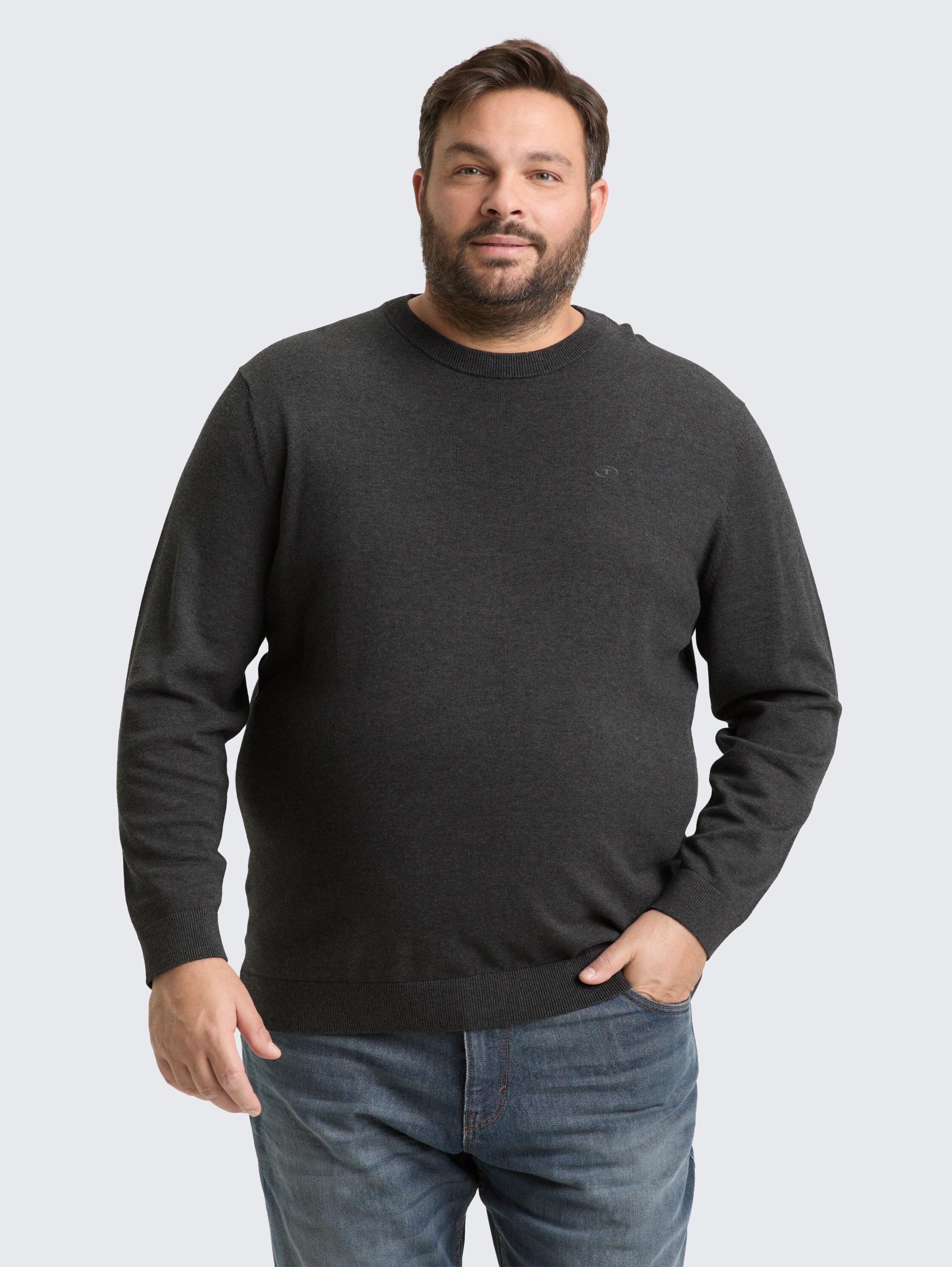 Plus Size - Strickpullover mit Logo Stickerei - Black Grey Melange - Ausschnitt Model-Vorderansicht