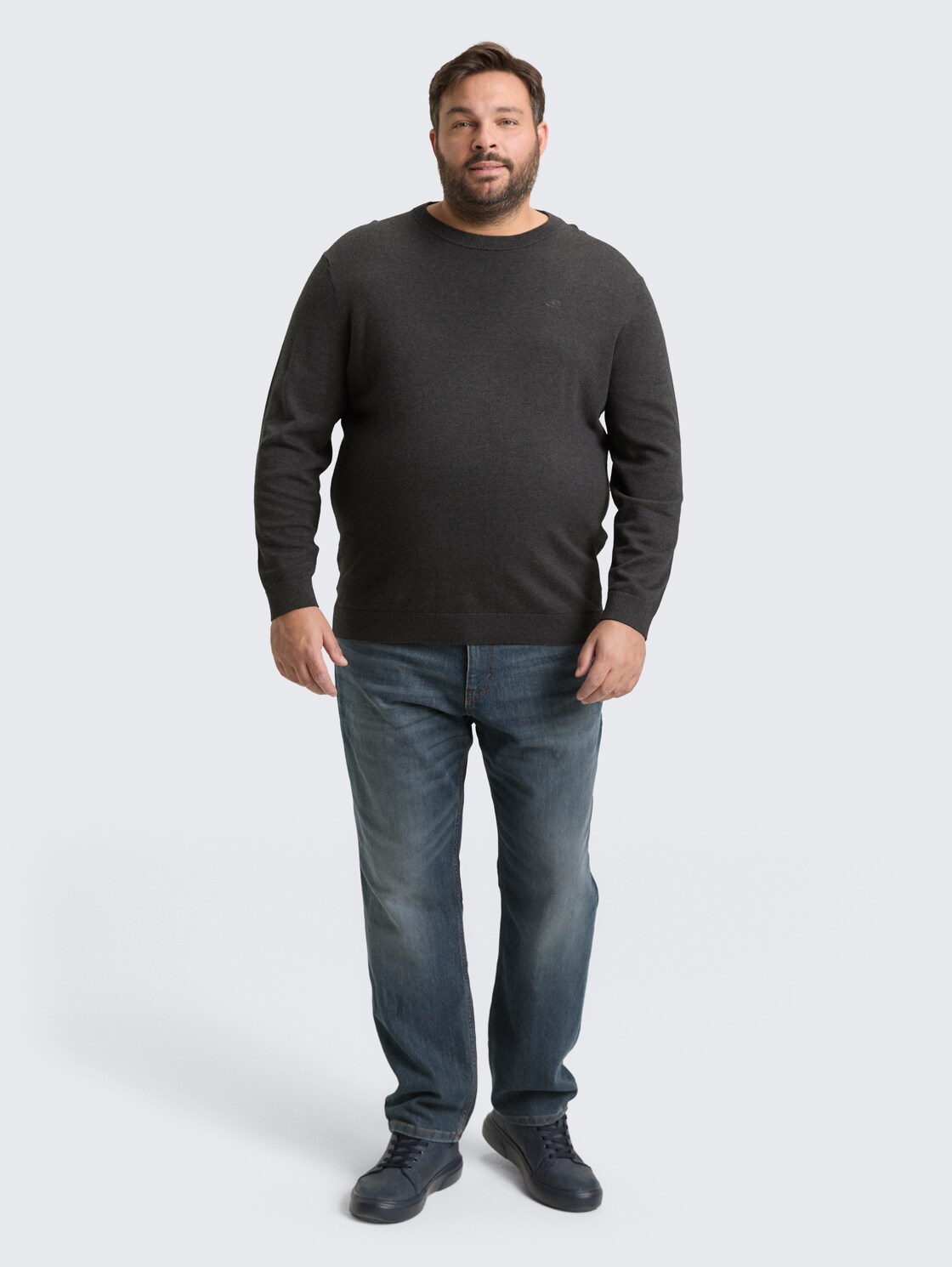 Plus Size - Strickpullover mit Logo Stickerei - Black Grey Melange - Model-Vorderansicht