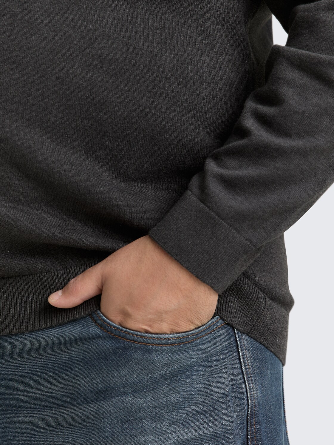 Plus Size - Strickpullover mit Logo Stickerei - Black Grey Melange - Detail-Model-Ansicht