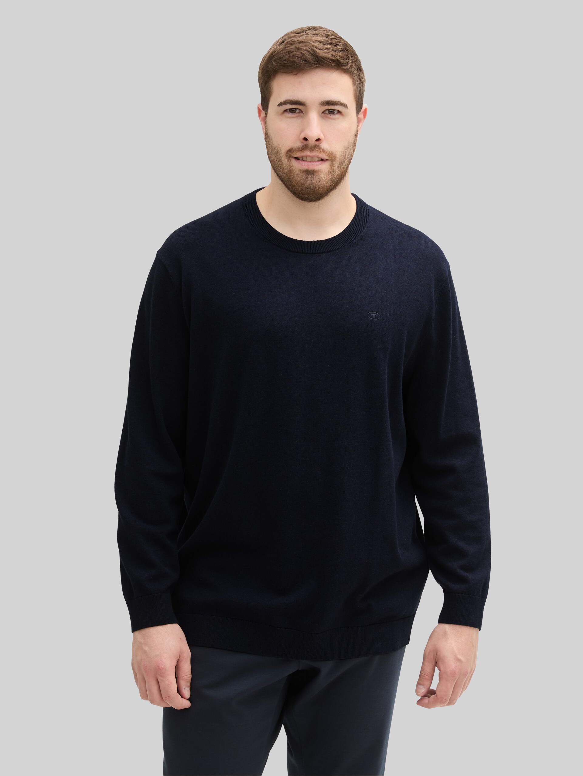 Plus Size - Gebreide trui met geborduurd logo - Knitted Navy Melange - Nek model vooraanzicht