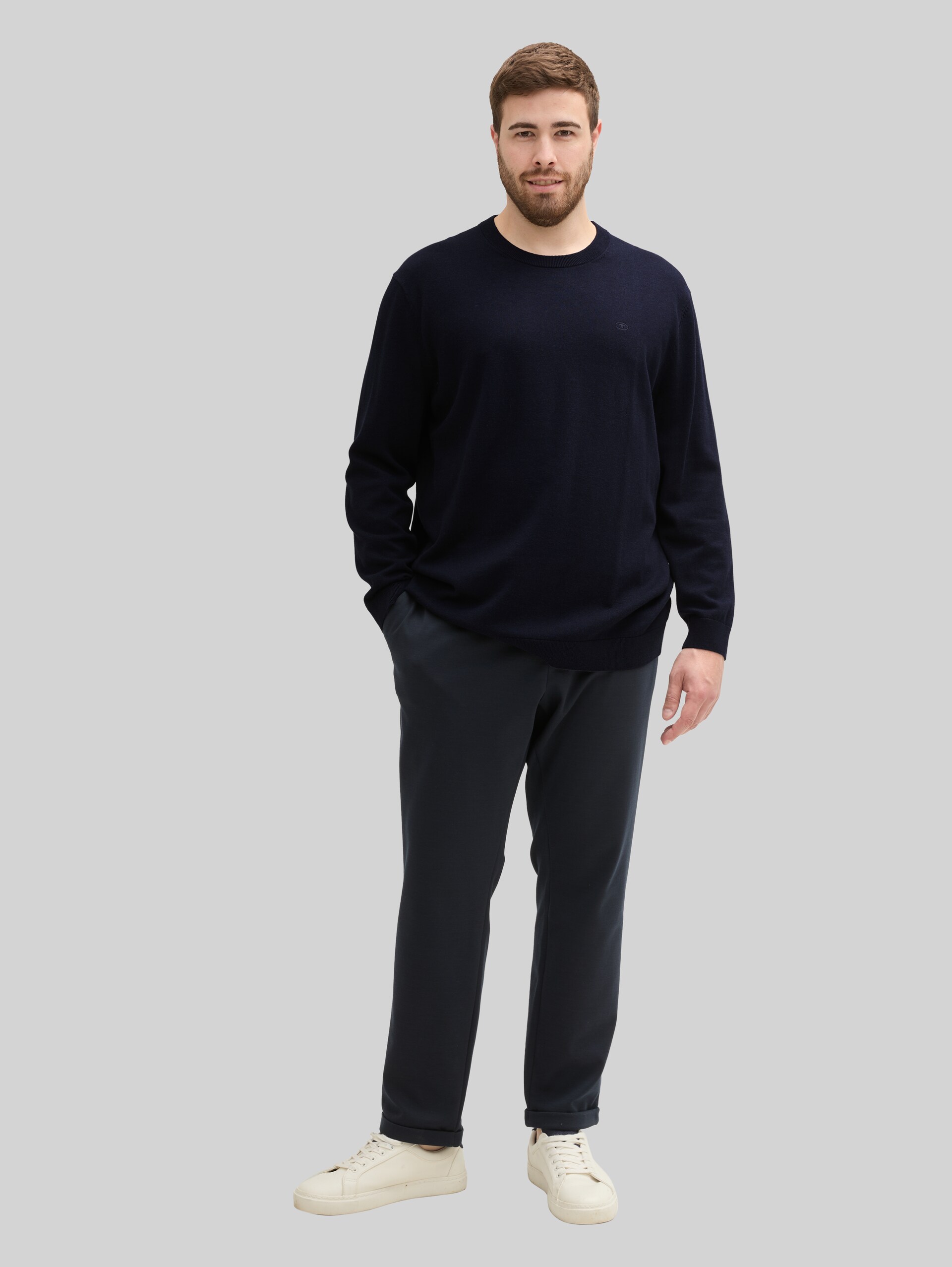 Plus Size - Gebreide trui met geborduurd logo - Knitted Navy Melange - Model vooraanzicht