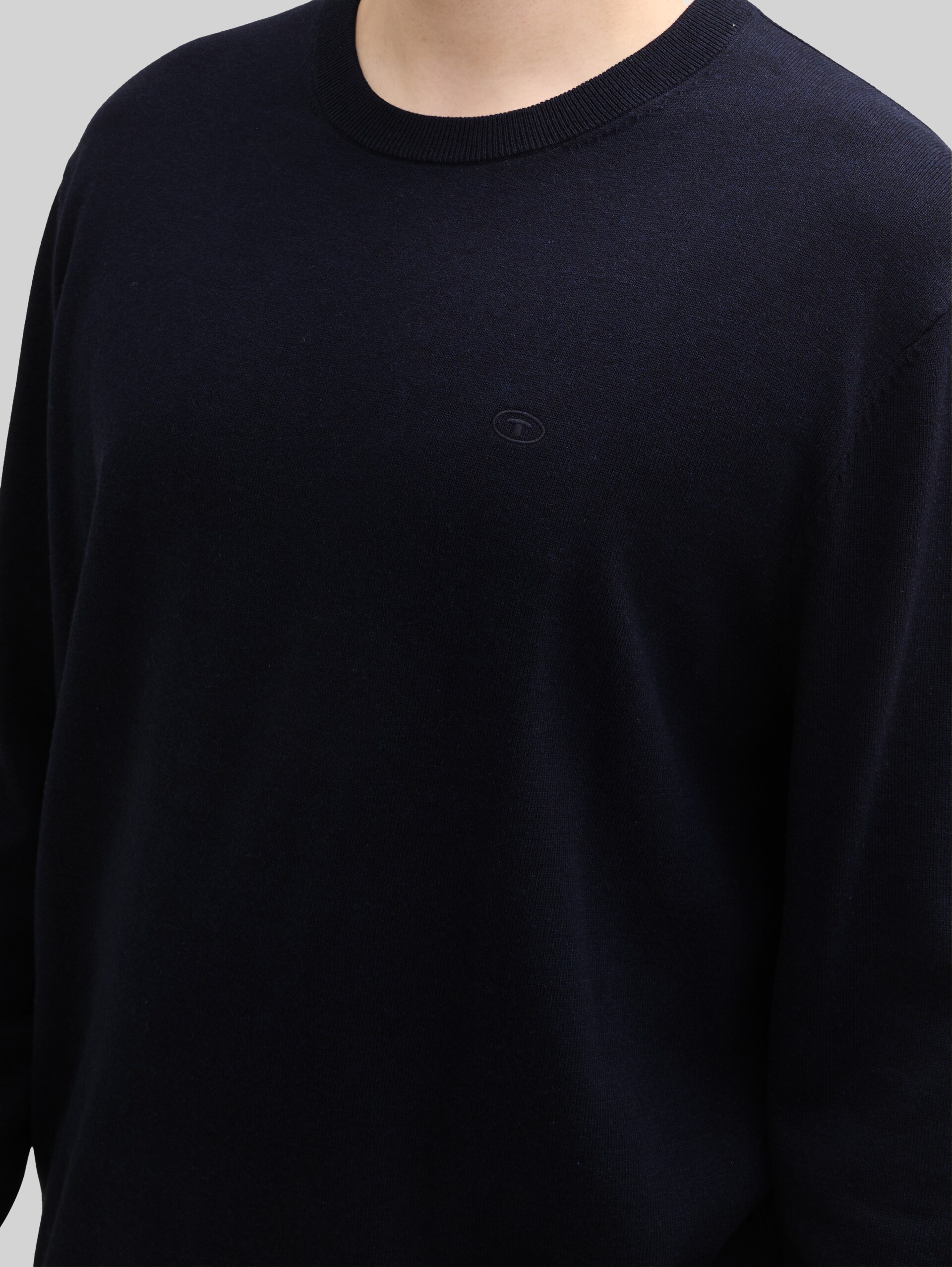 Plus Size - Gebreide trui met geborduurd logo - Knitted Navy Melange - Detailaanzicht model