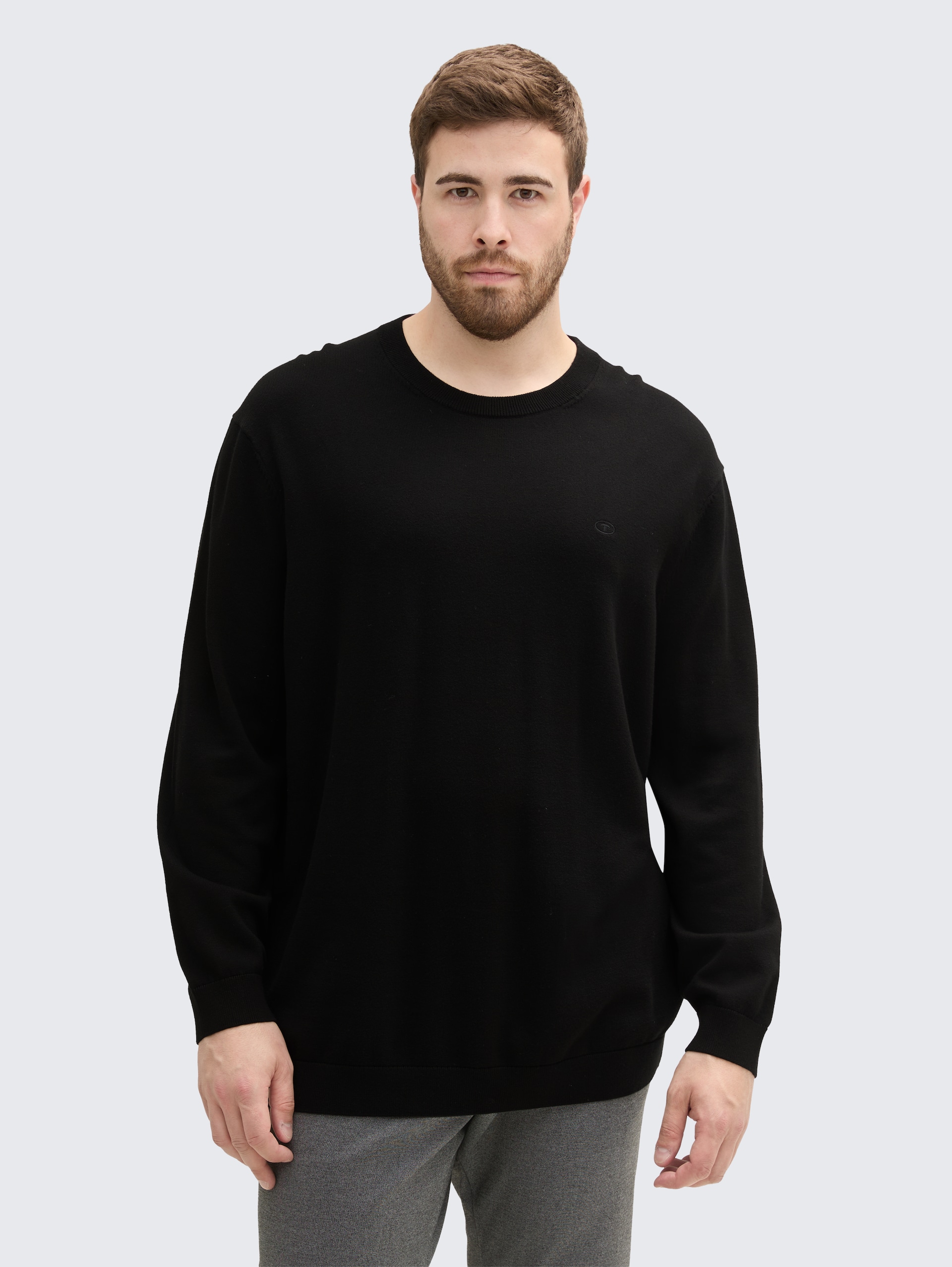 Plus Size - Strickpullover mit Logo Stickerei - Black - Ausschnitt Model-Vorderansicht