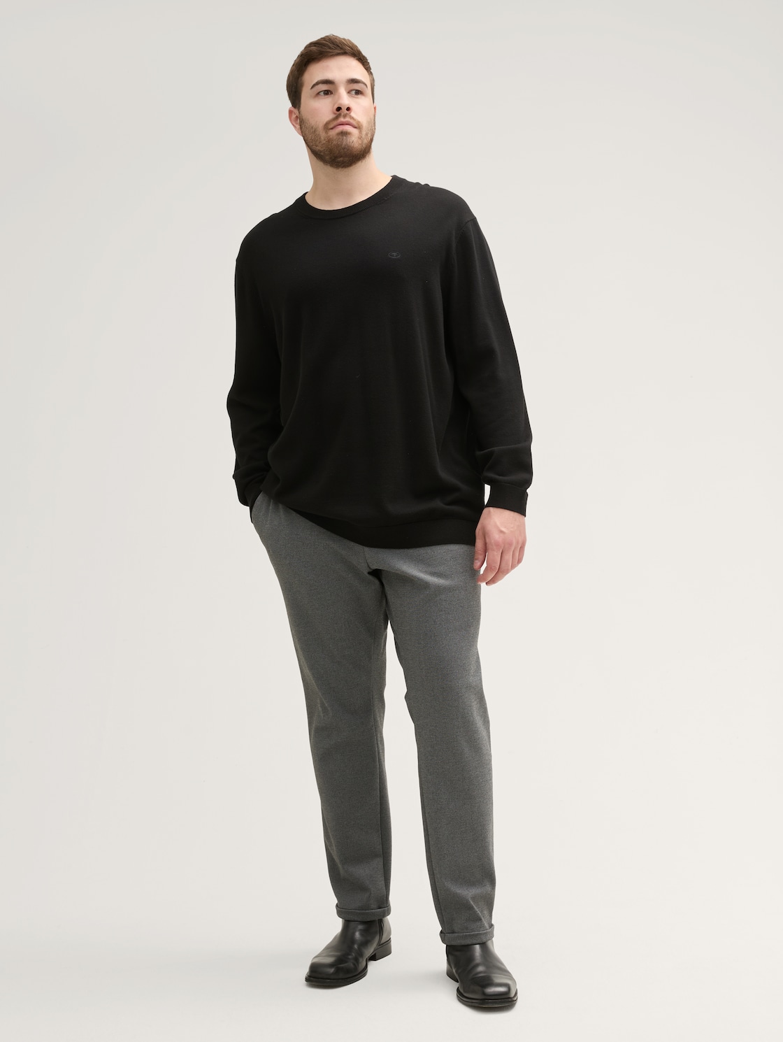 Plus Size - Strickpullover mit Logo Stickerei - Black - Model-Vorderansicht