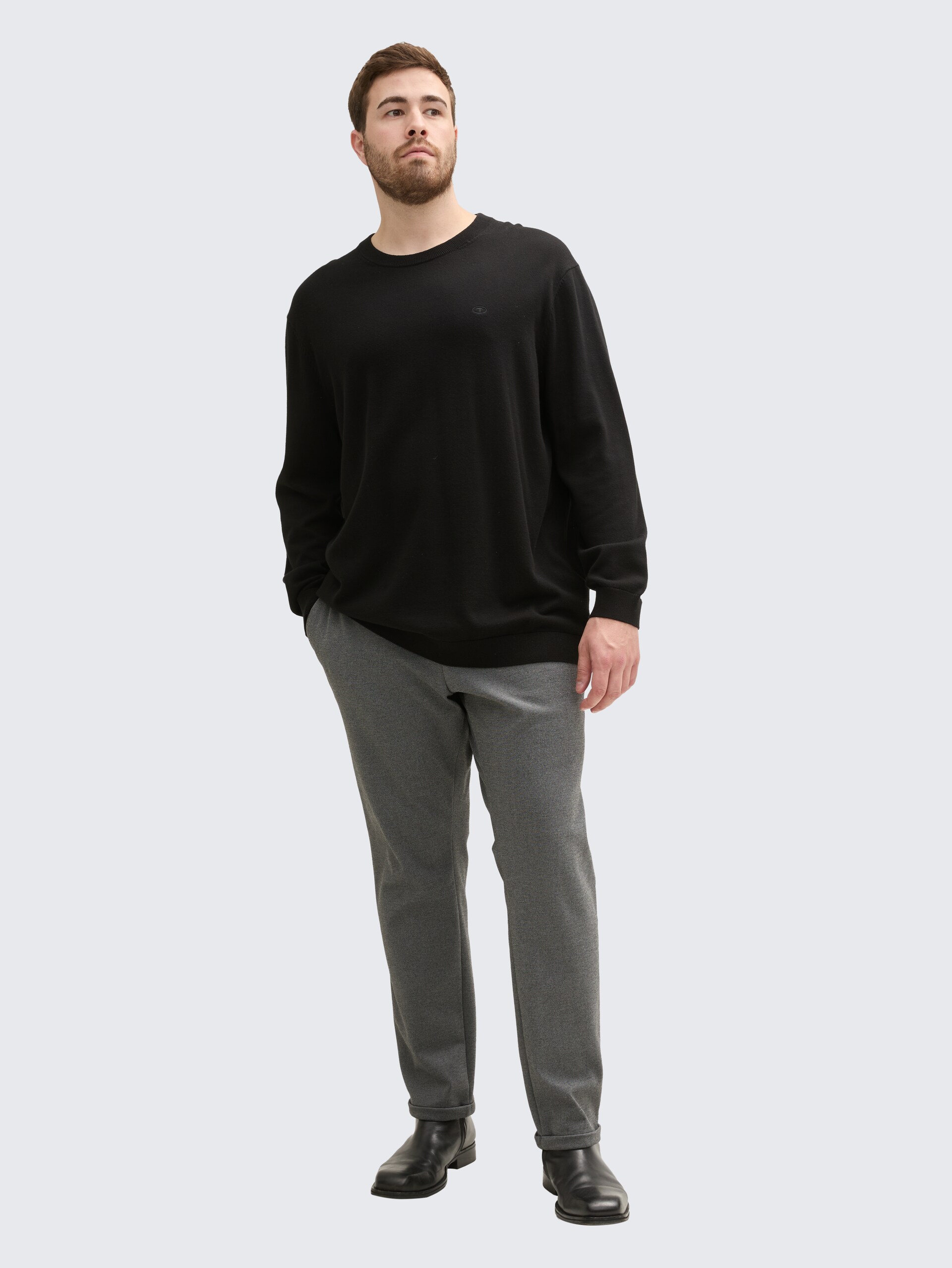 Plus Size - Strickpullover mit Logo Stickerei - Black - Model-Vorderansicht