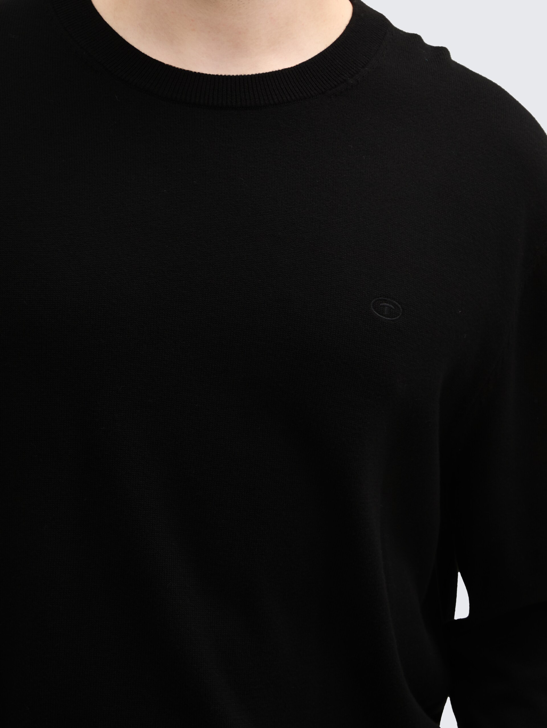 Plus Size - Strickpullover mit Logo Stickerei - Black - Detail-Model-Ansicht