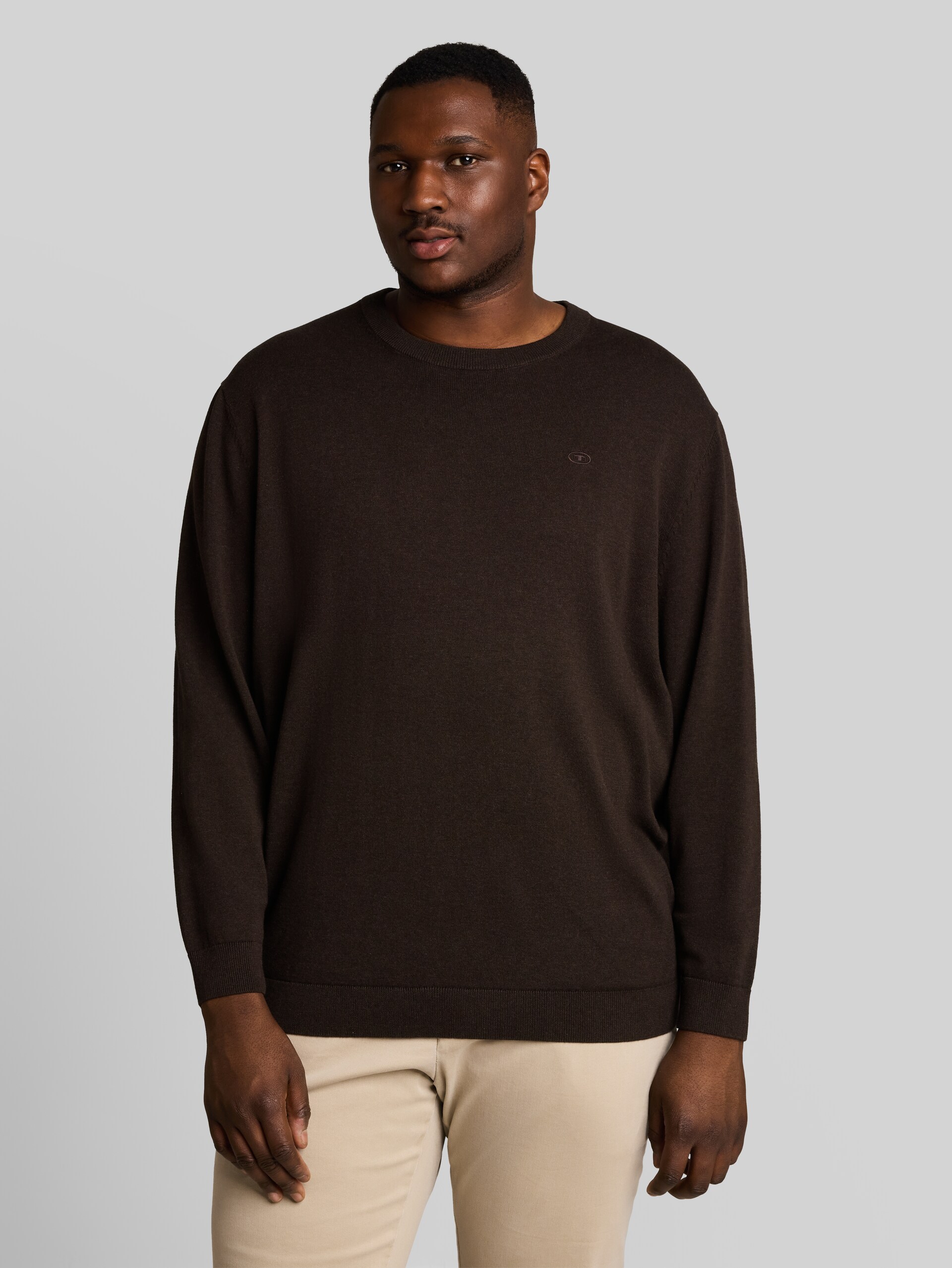Plus Size - Strickpullover mit Logo Stickerei - dark chocolate brown melange - Ausschnitt Model-Vorderansicht
