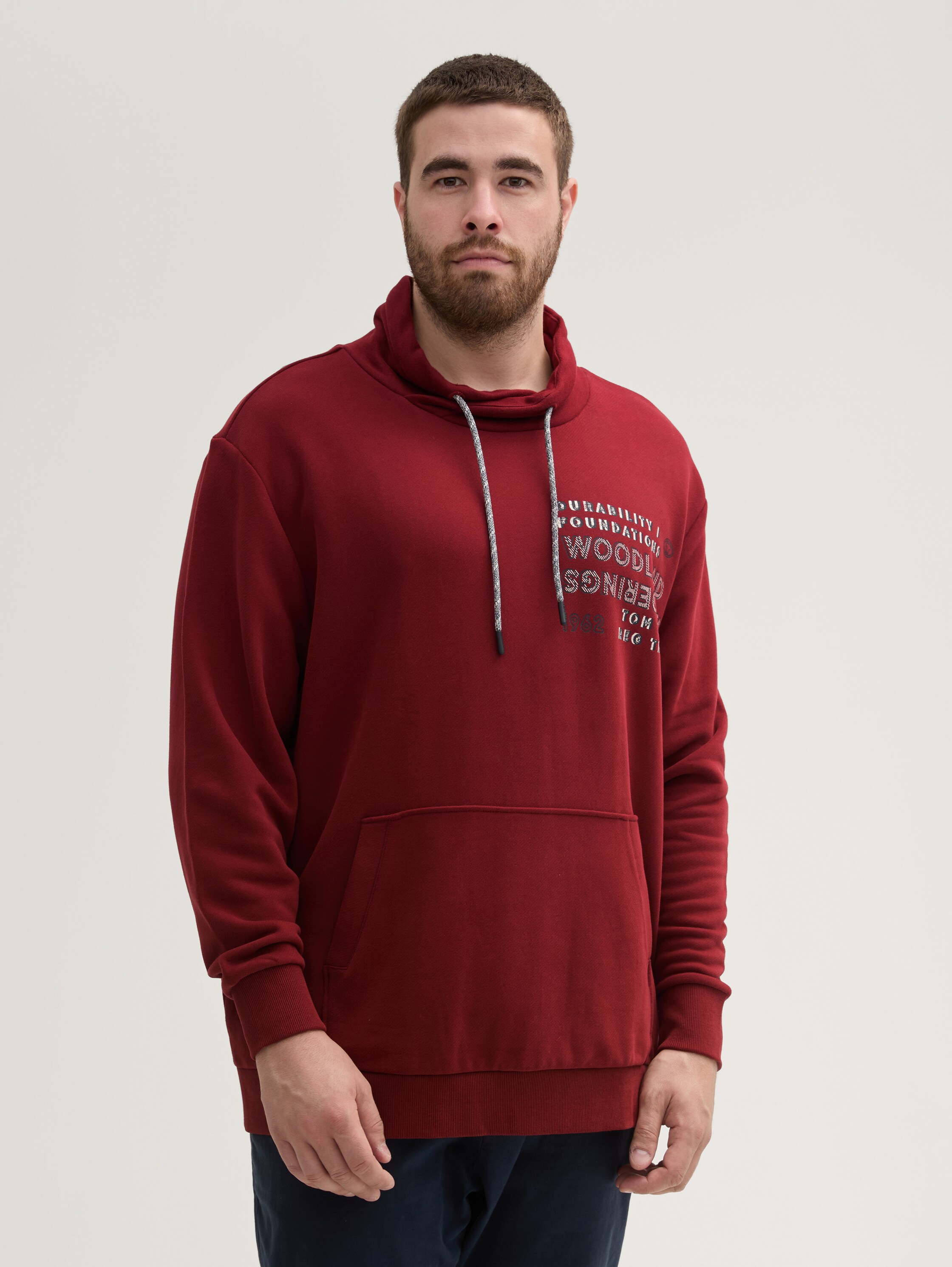 Plus Size - Sweatshirt mit Print - burgundy_dark_red - Ausschnitt Model-Vorderansicht