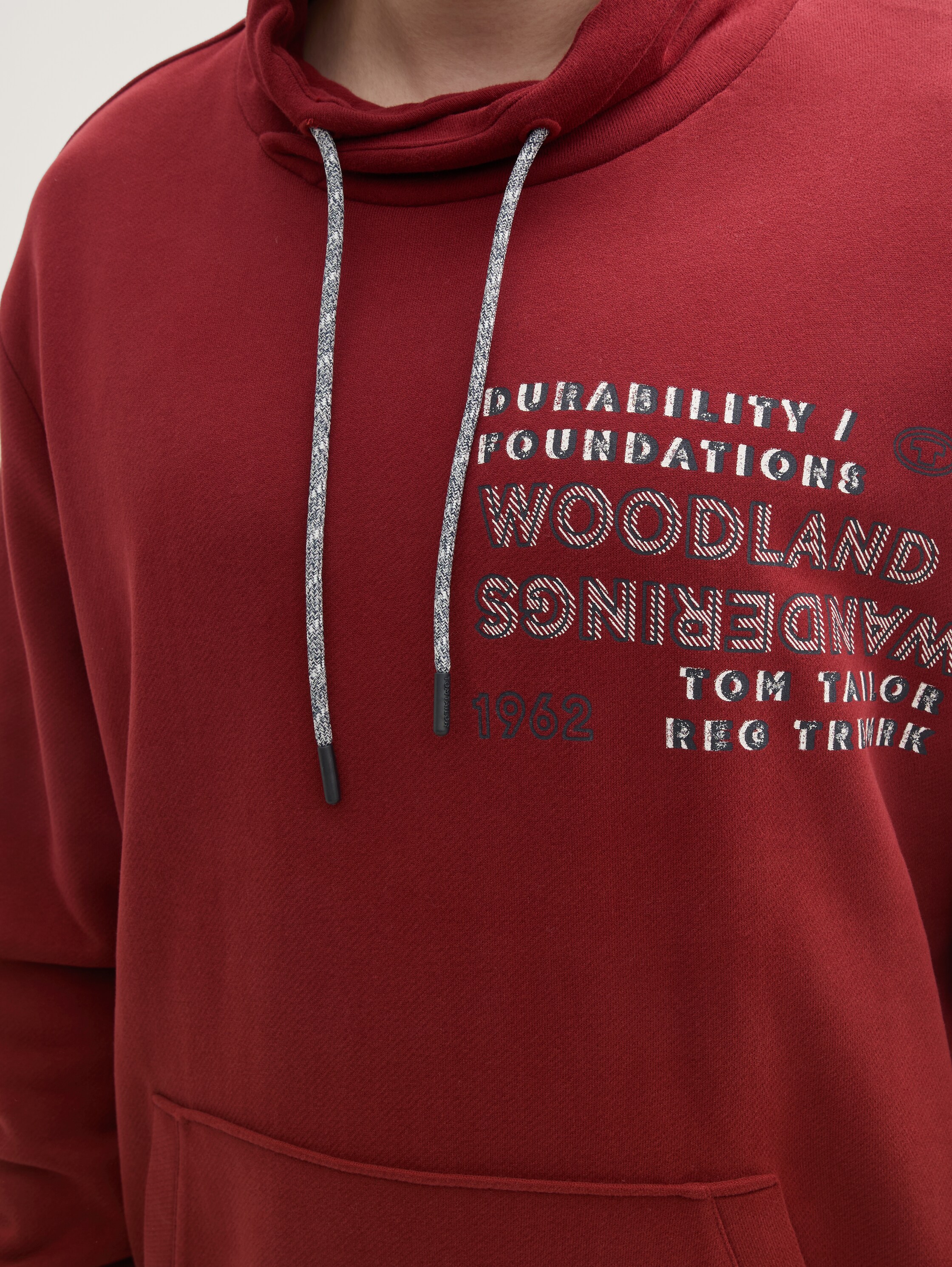 Plus Size - Sweatshirt mit Print - burgundy_dark_red - Detail-Model-Ansicht