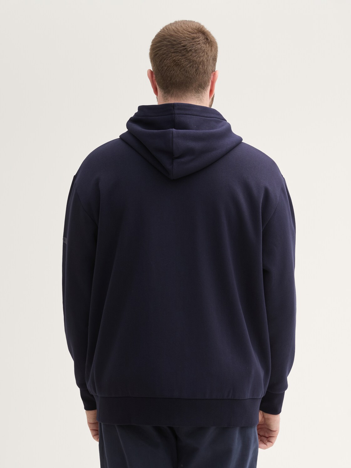 Plus Size - Basic Sweatjacke - sky captain blue - Auschnitt Model-Rückansicht